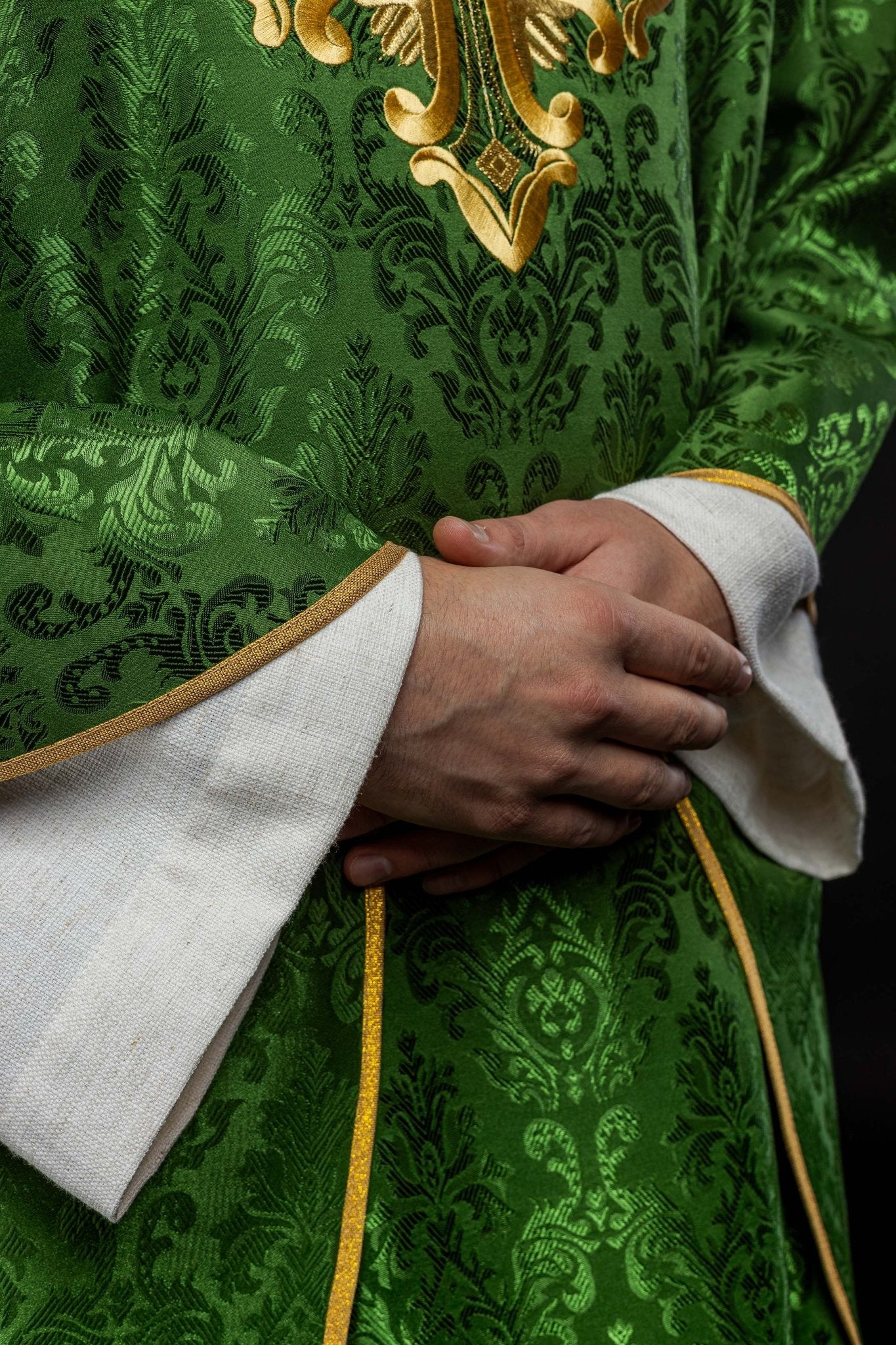 Chasuble verte avec croix cousue dans un tissu à motifs HIT/197007/01/67 ZIELONY - CHASUBLES.FR