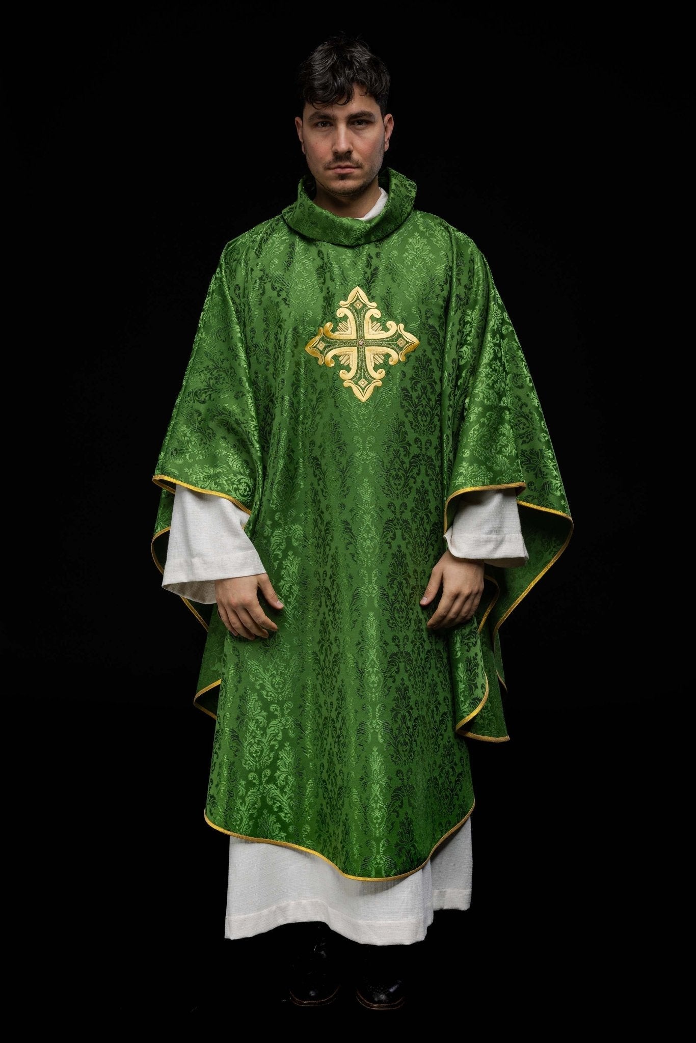 Chasuble verte avec croix cousue dans un tissu à motifs HIT/197007/01/67 ZIELONY - CHASUBLES.FR