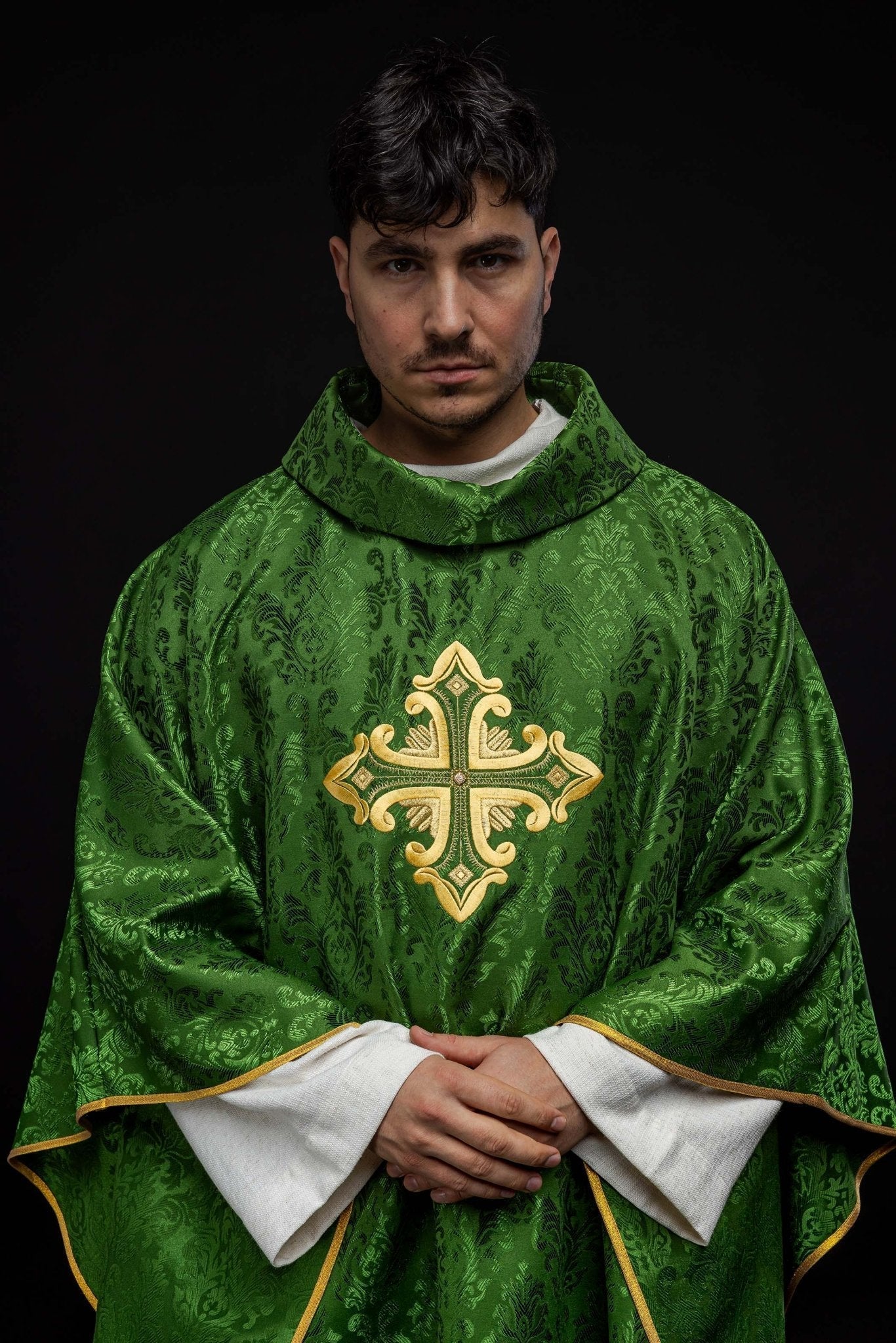 Chasuble verte avec croix cousue dans un tissu à motifs HIT/197007/01/67 ZIELONY - CHASUBLES.FR