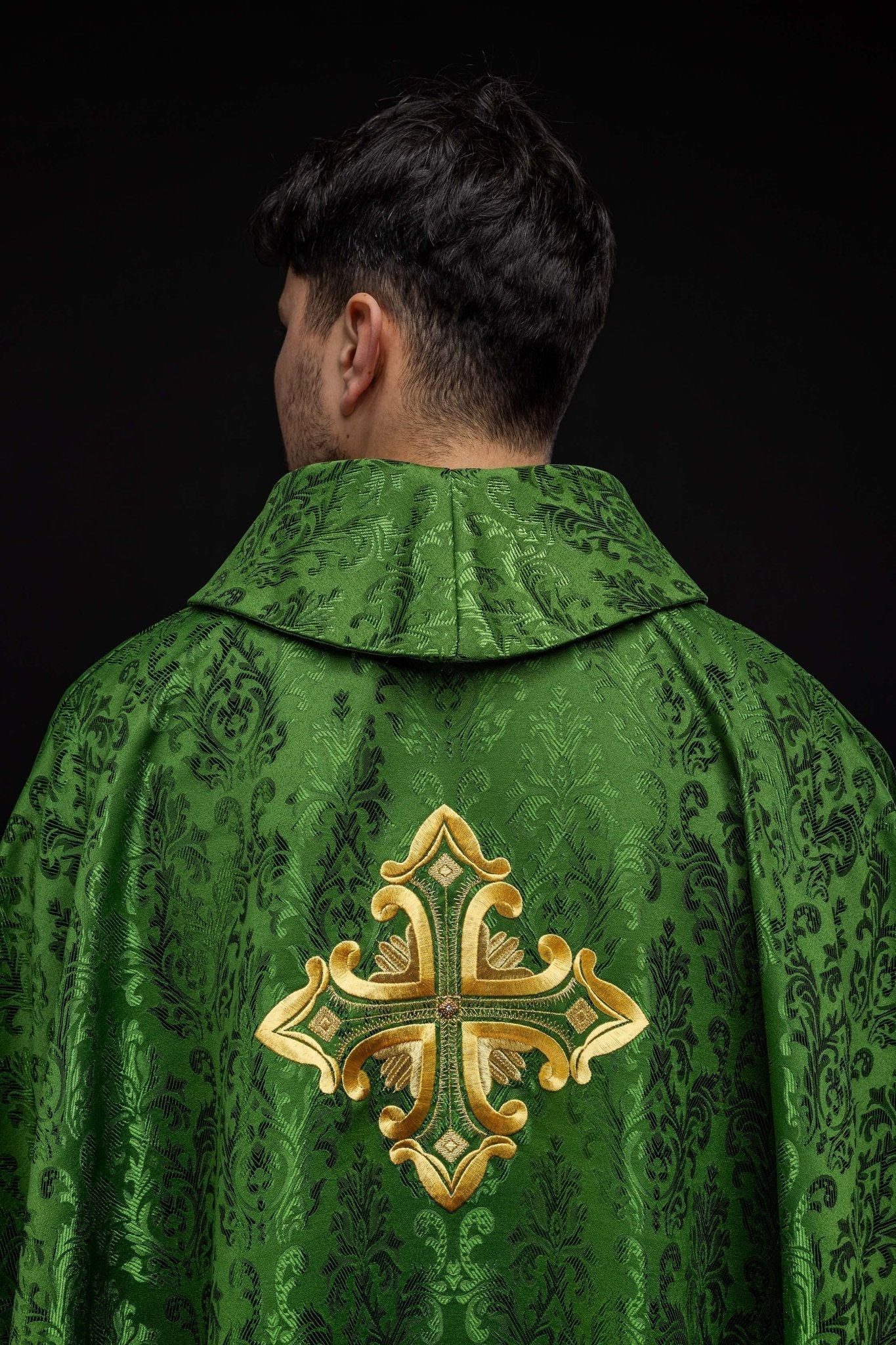 Chasuble verte avec croix cousue dans un tissu à motifs HIT/197007/01/67 ZIELONY - CHASUBLES.FR