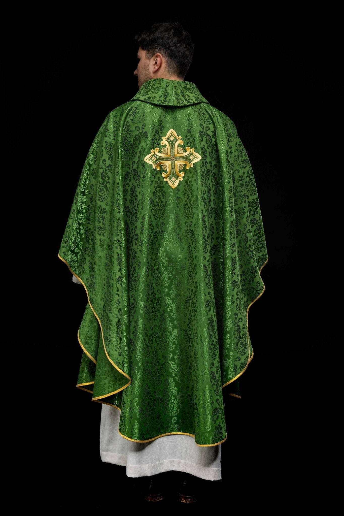 Chasuble verte avec croix cousue dans un tissu à motifs HIT/197007/01/67 ZIELONY - CHASUBLES.FR