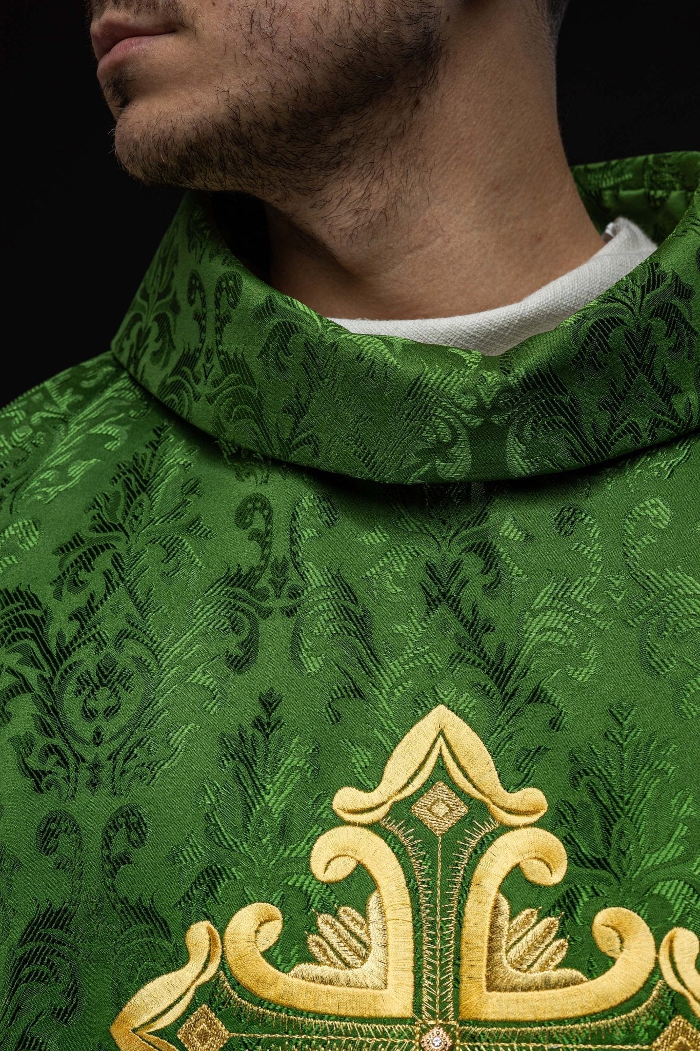 Chasuble verte avec croix cousue dans un tissu à motifs HIT/197007/01/67 ZIELONY - CHASUBLES.FR