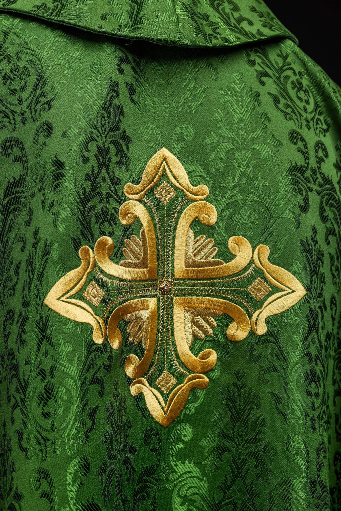 Chasuble verte avec croix cousue dans un tissu à motifs HIT/197007/01/67 ZIELONY - CHASUBLES.FR