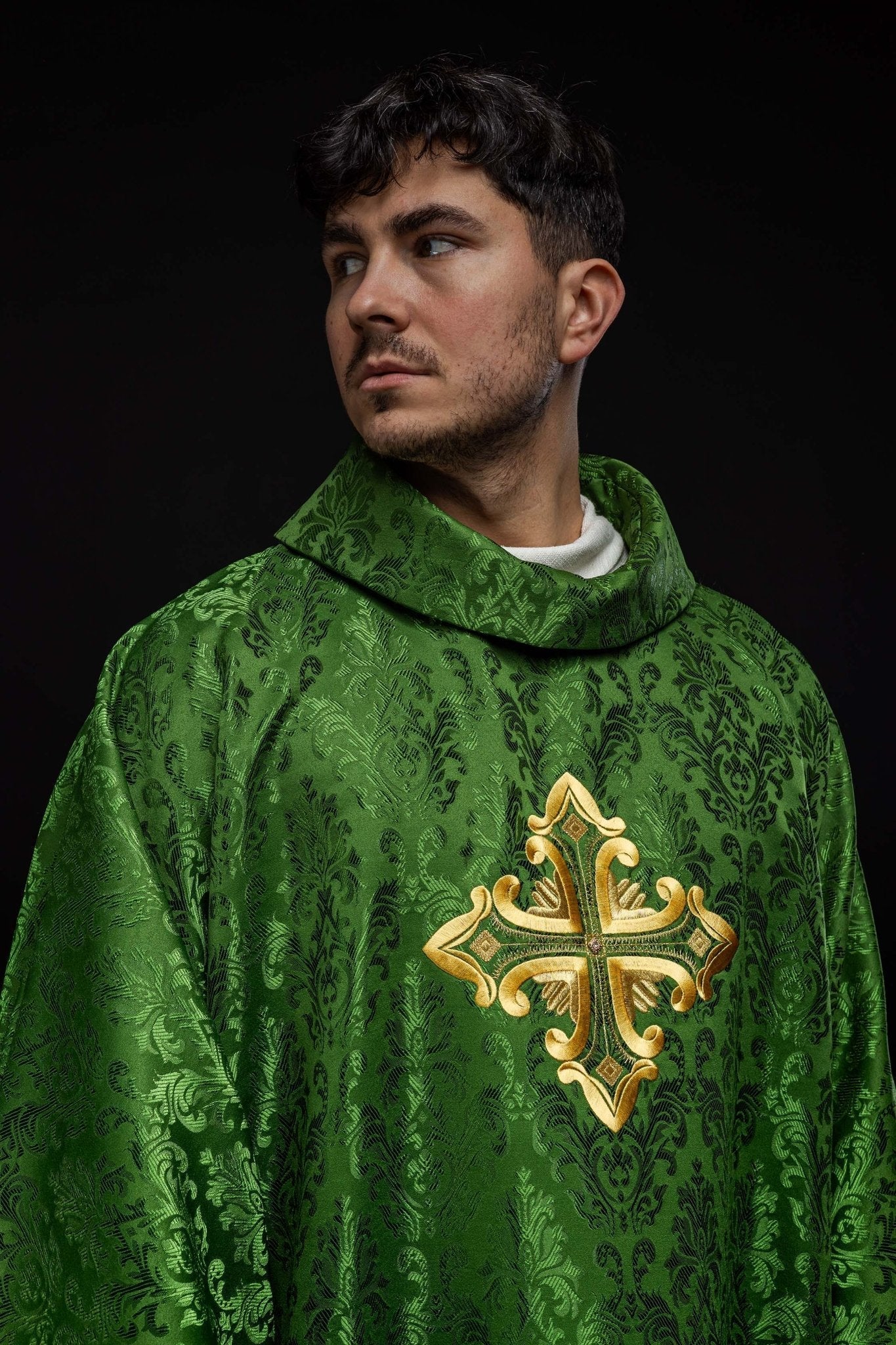 Chasuble verte avec croix cousue dans un tissu à motifs HIT/197007/01/67 ZIELONY - CHASUBLES.FR
