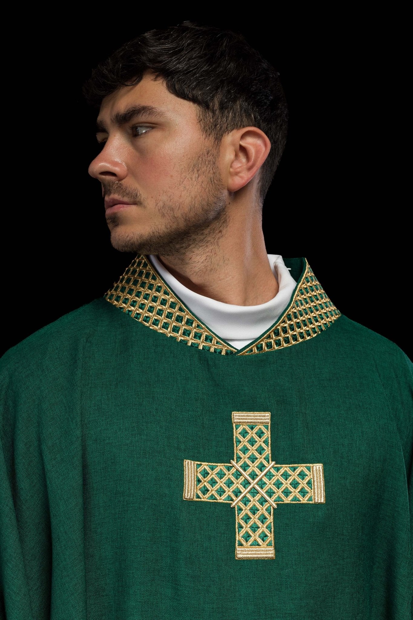 Chasuble verte avec croix et col brodés en or S-7070-01-70 - CHASUBLES.FR