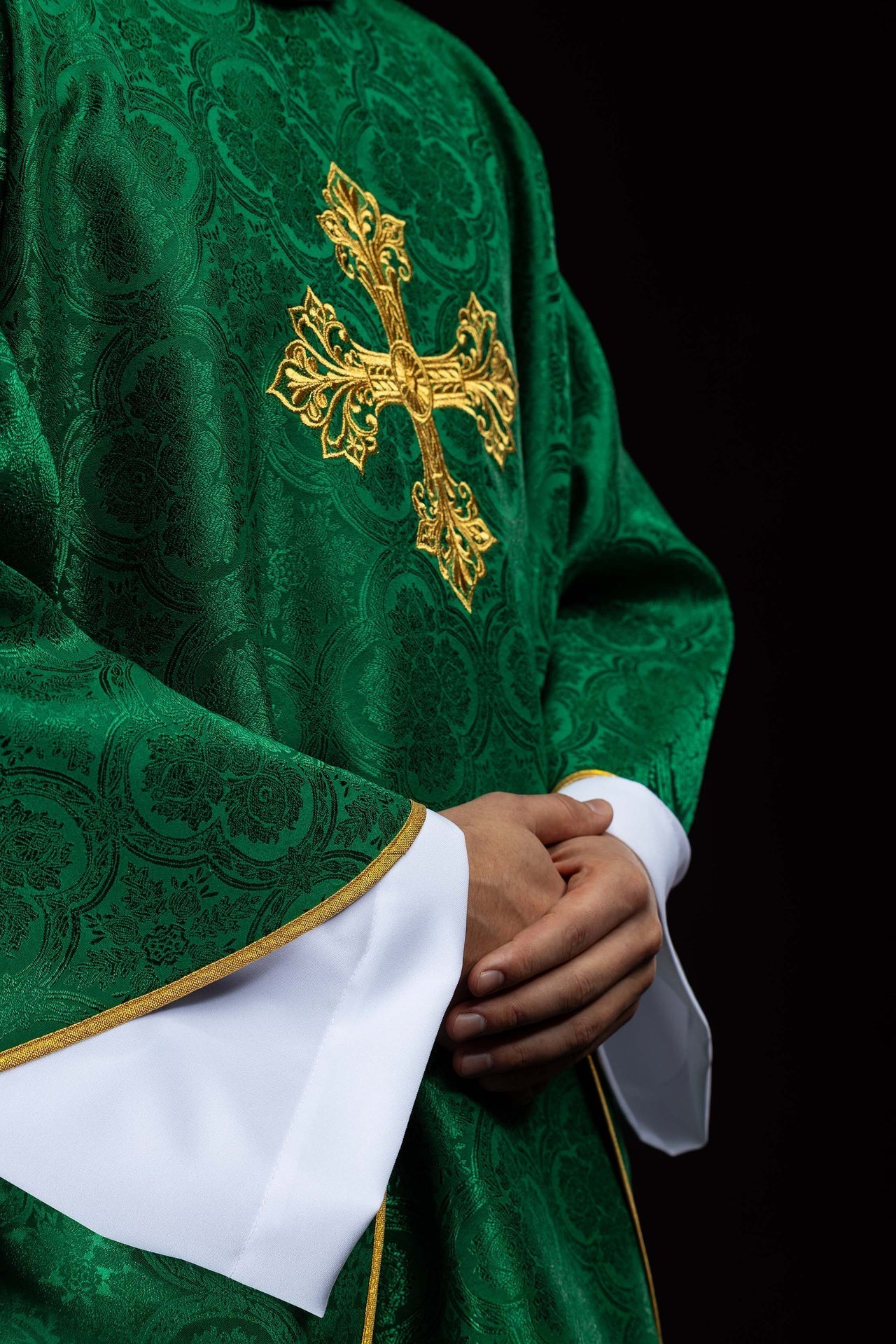Chasuble verte avec croix tissu jacquard KOR/403/01/11 - CHASUBLES.FR