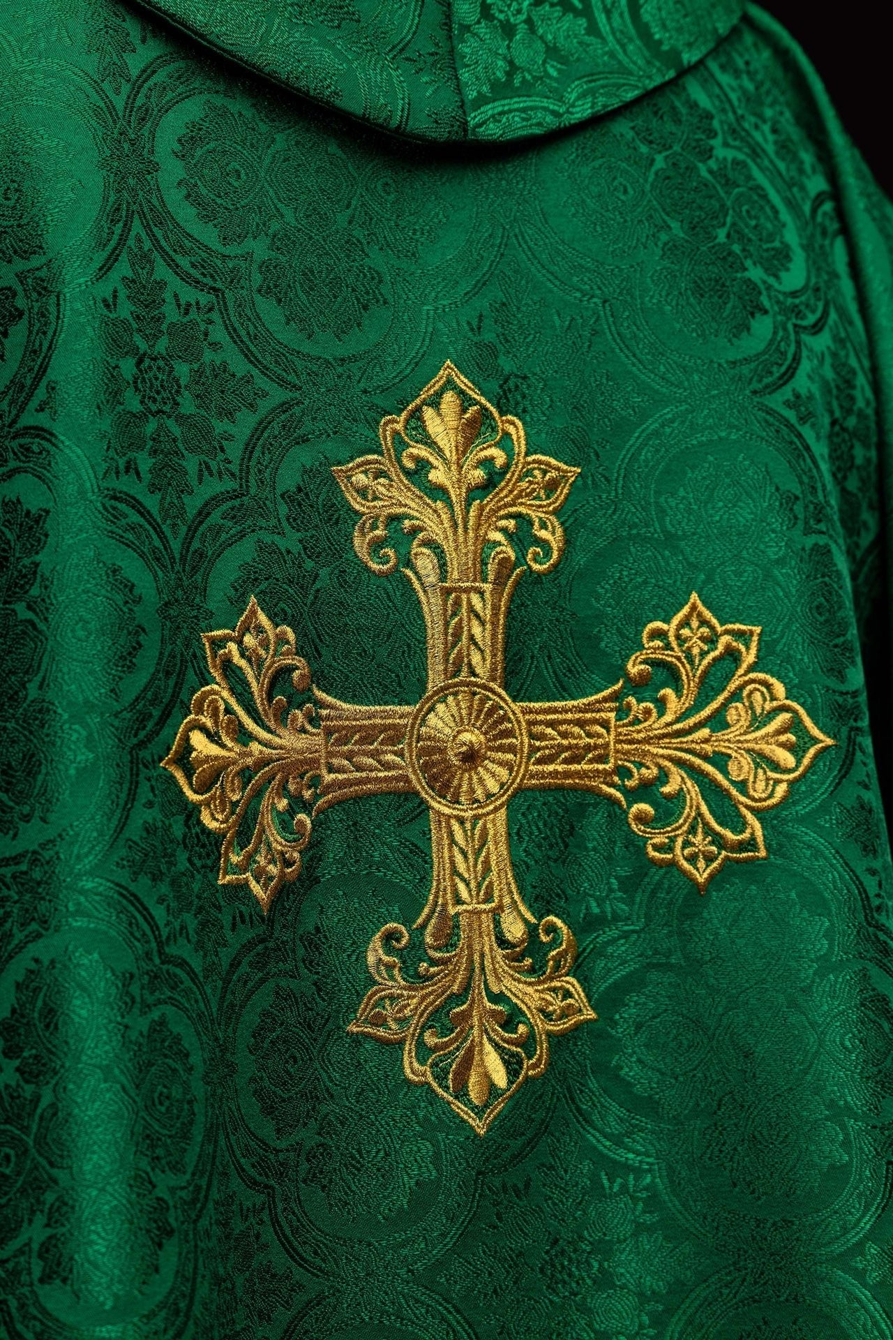 Chasuble verte avec croix tissu jacquard KOR/403/01/11 - CHASUBLES.FR