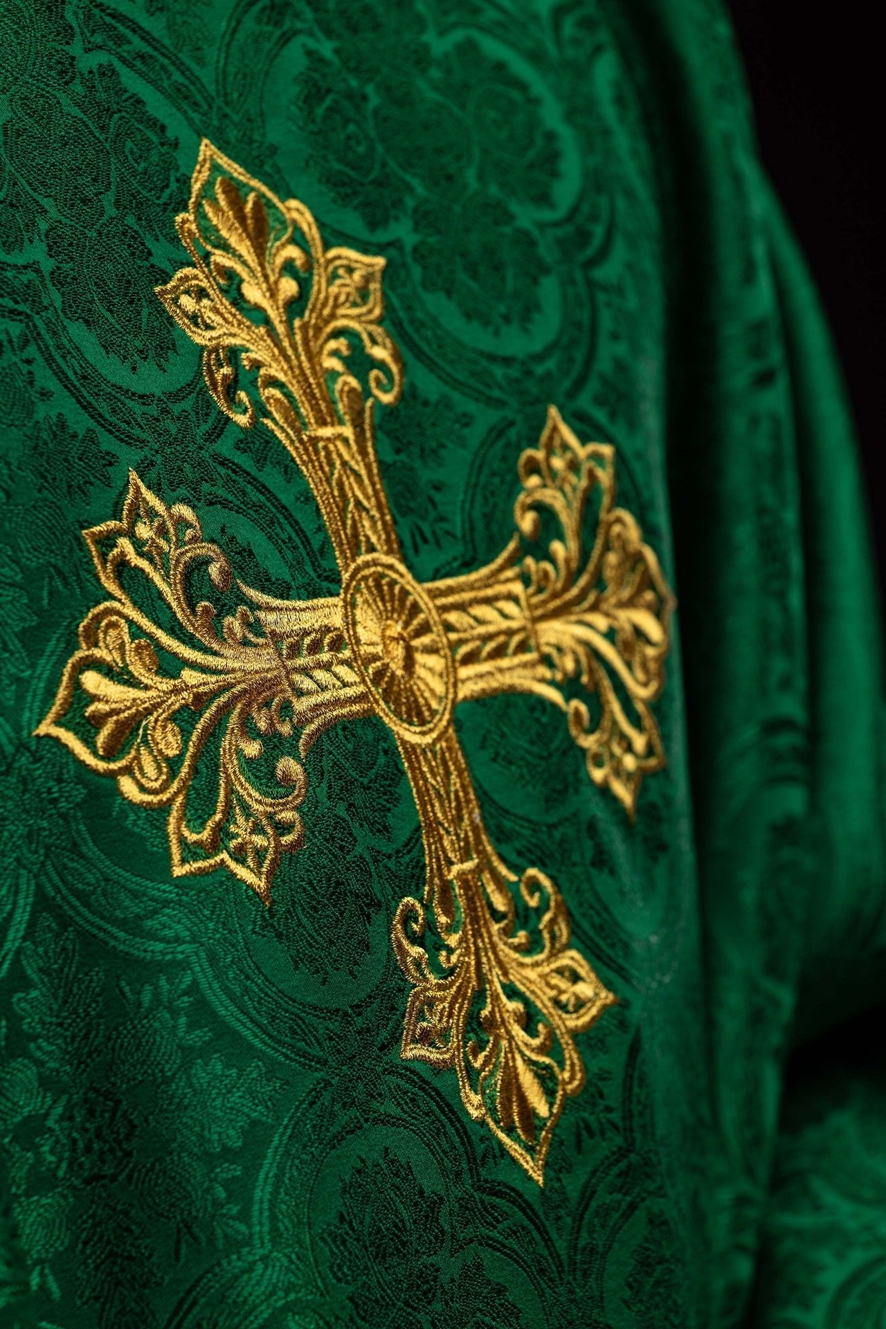 Chasuble verte avec croix tissu jacquard KOR/403/01/11 - CHASUBLES.FR