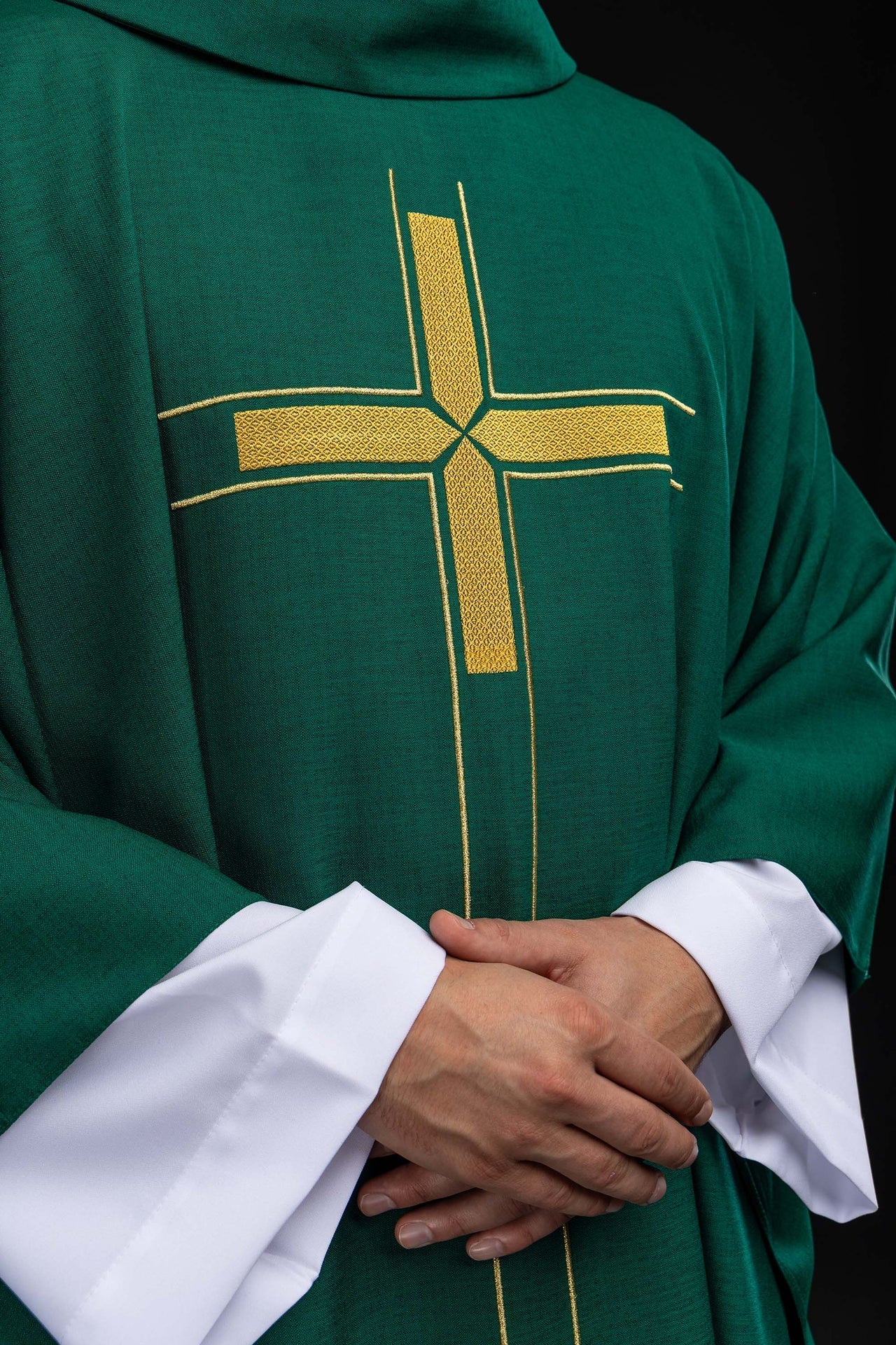 Chasuble verte avec motif de croix brodé LE/7019/01 - CHASUBLES.FR