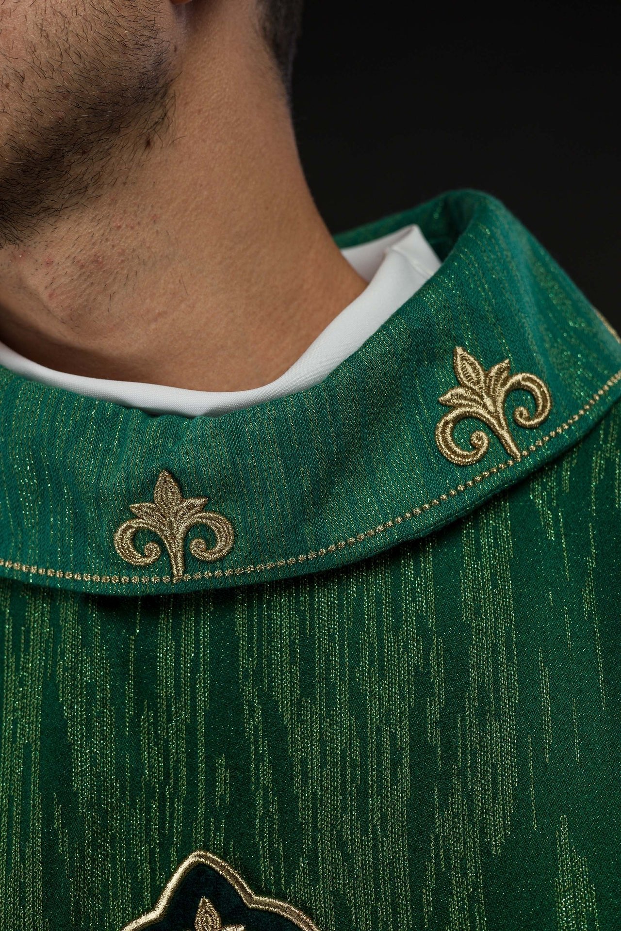 Chasuble verte avec motif de croix brodé sur un tissu décoratif LE/7036/01 - CHASUBLES.FR