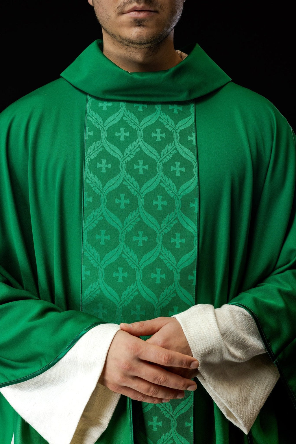 Chasuble verte avec motif de croix jacquard KOR/402/01/53 - CHASUBLES.FR
