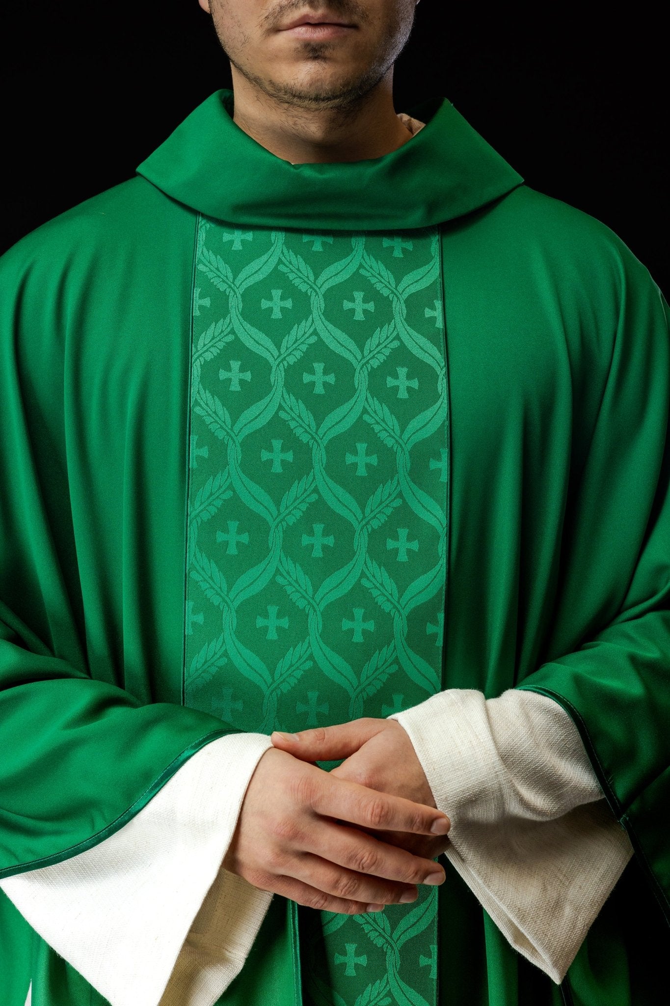 Chasuble verte avec motif de croix jacquard KOR/402/01/53 - CHASUBLES.FR