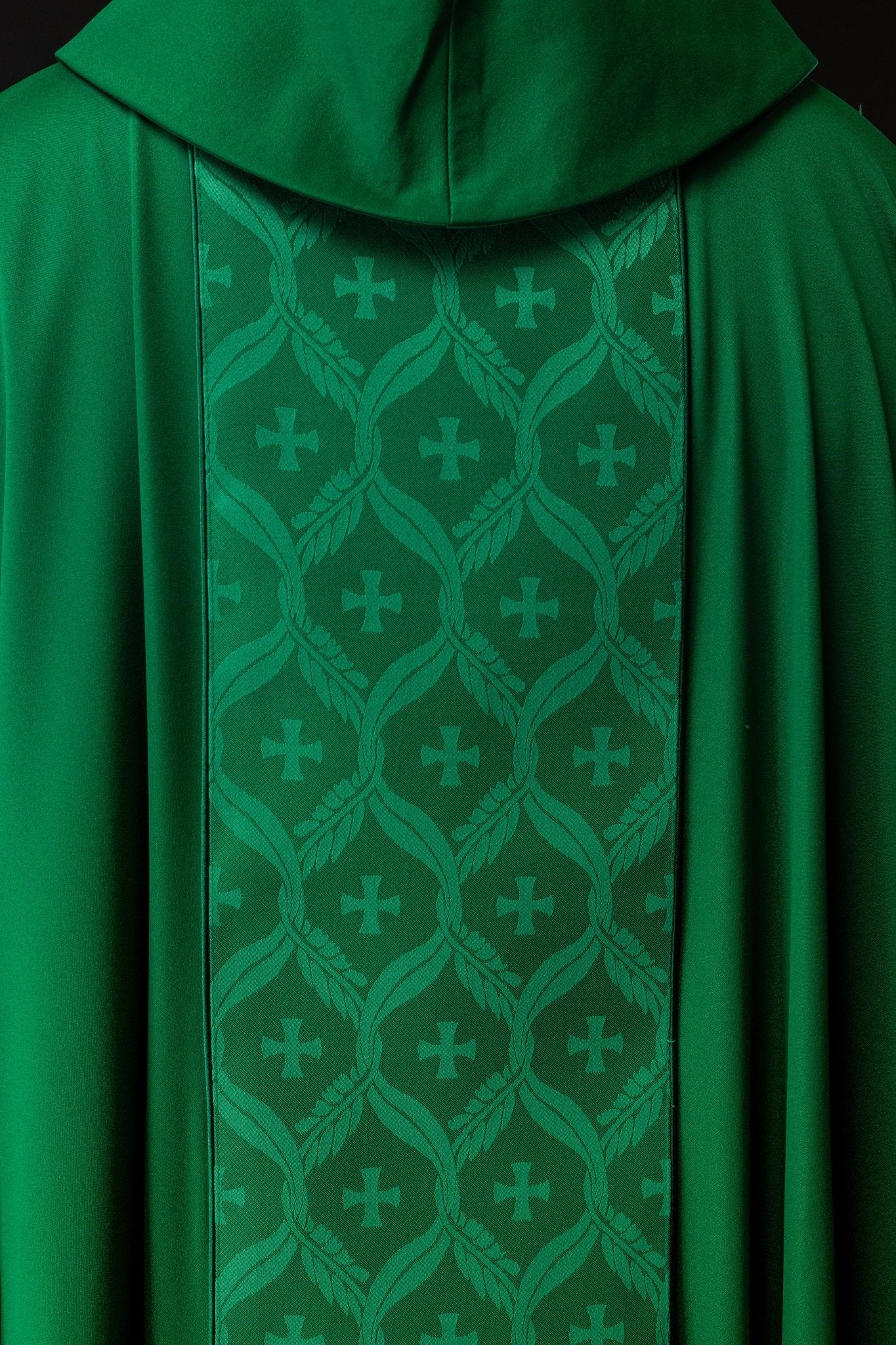 Chasuble verte avec motif de croix jacquard KOR/402/01/53 - CHASUBLES.FR