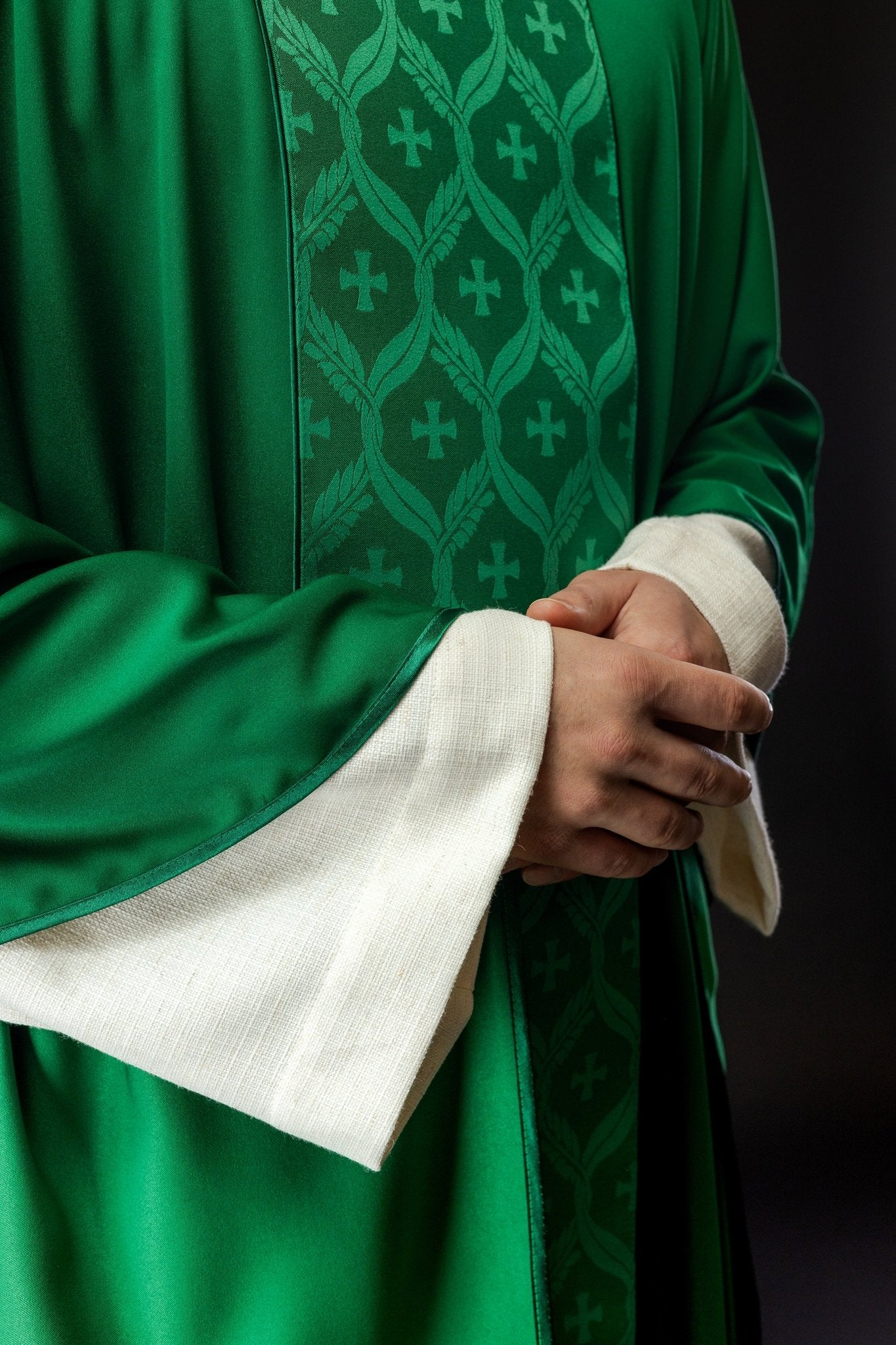 Chasuble verte avec motif de croix jacquard KOR/402/01/53 - CHASUBLES.FR