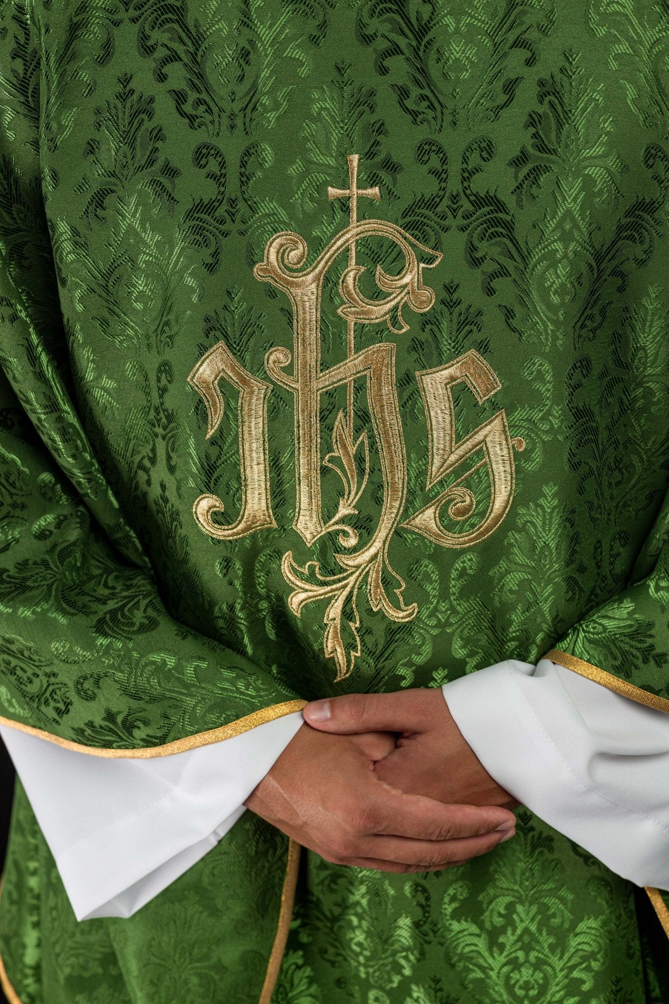 Chasuble verte avec motif IHS brodé sur tissu décoratif LE/7032/01 - CHASUBLES.FR