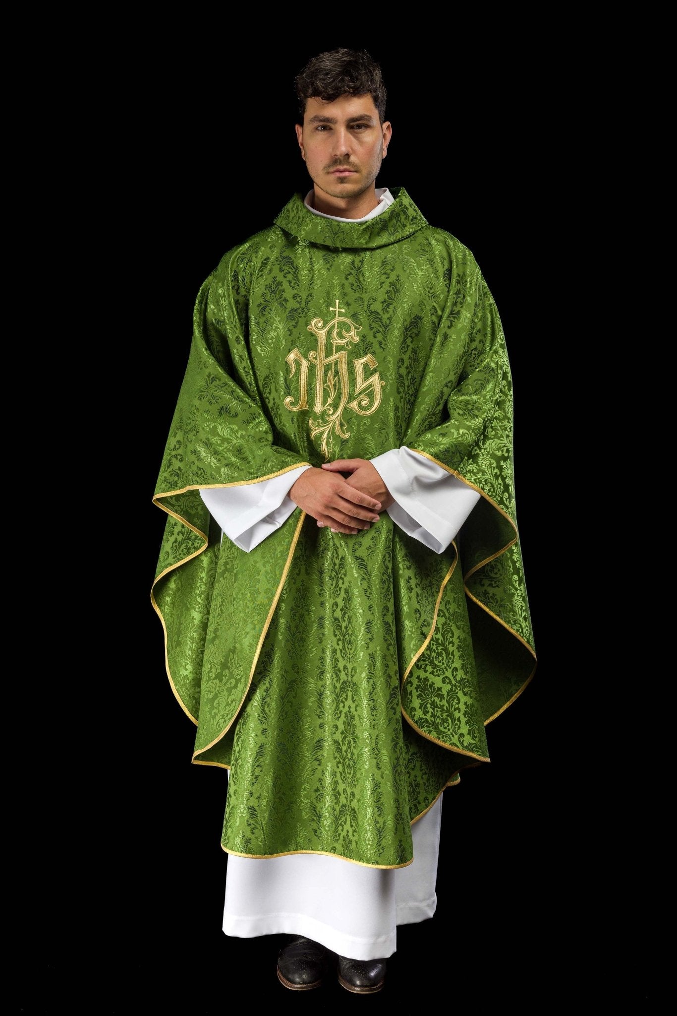Chasuble verte avec motif IHS brodé sur tissu décoratif LE/7032/01 - CHASUBLES.FR