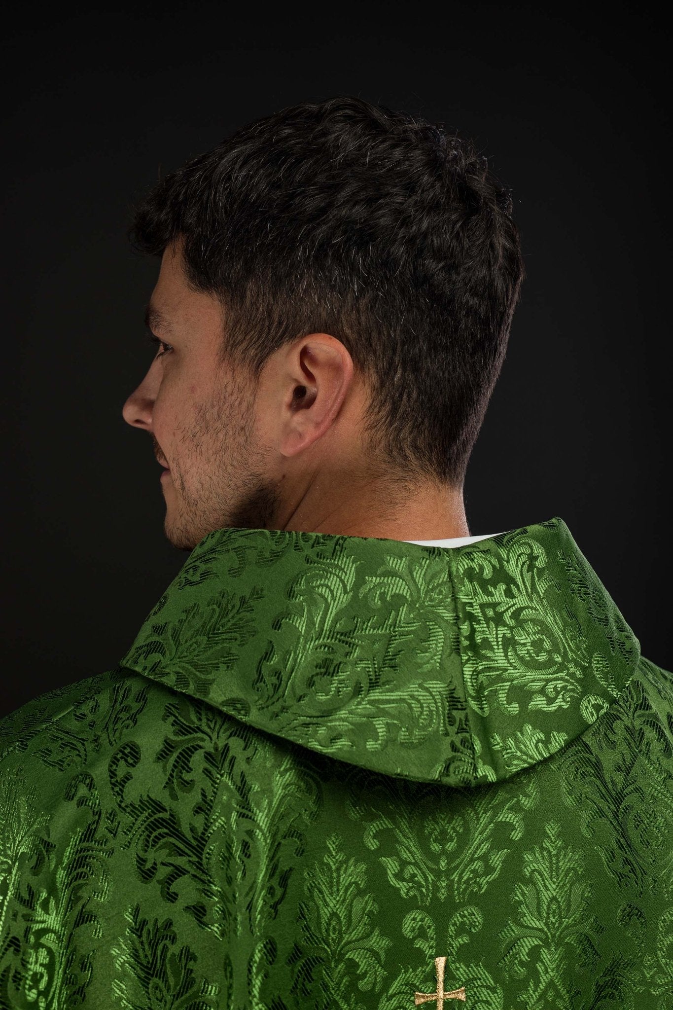 Chasuble verte avec motif IHS brodé sur tissu décoratif LE/7032/01 - CHASUBLES.FR