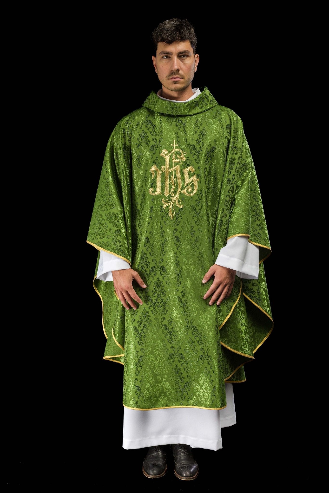 Chasuble verte avec motif IHS brodé sur tissu décoratif LE/7032/01 - CHASUBLES.FR