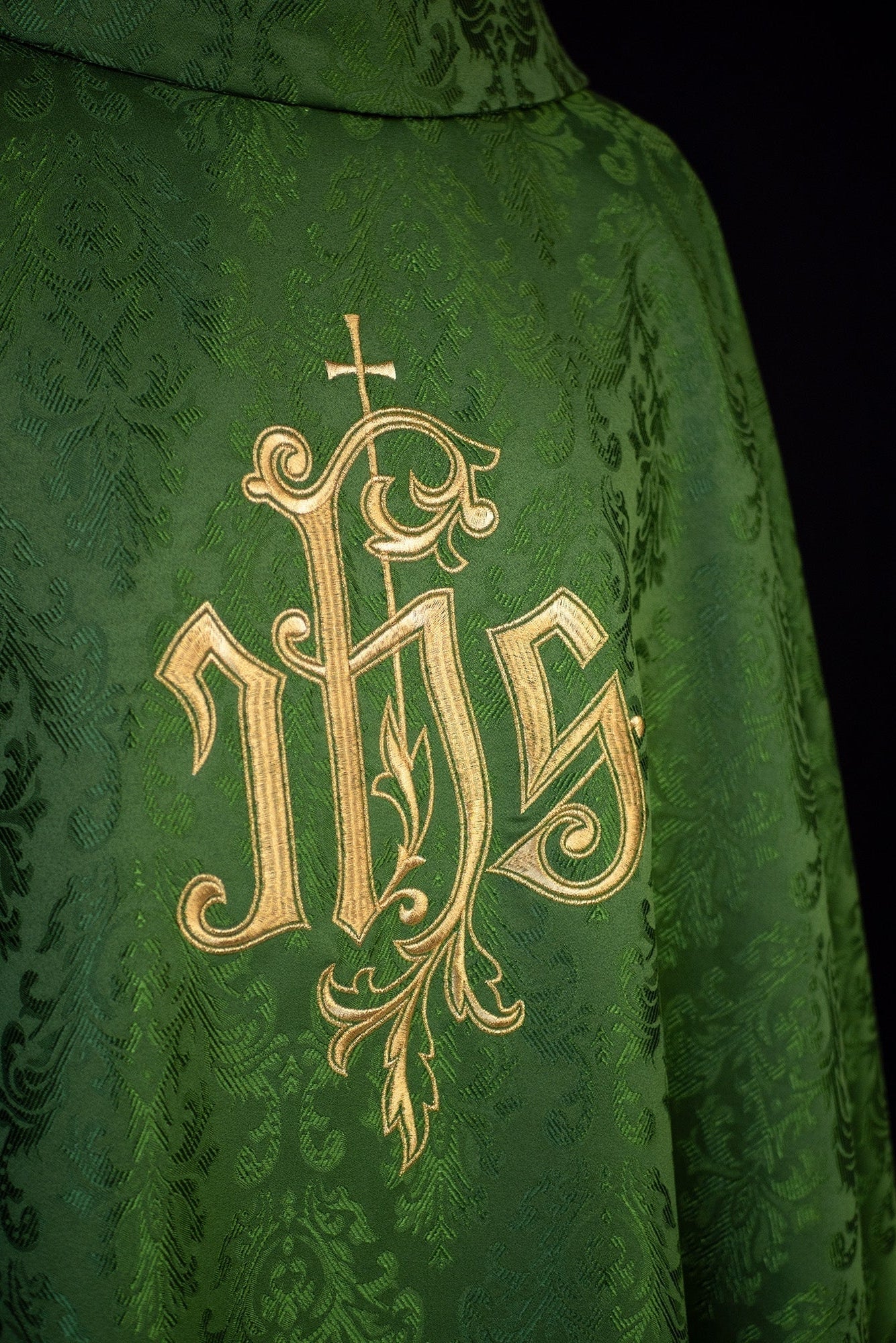 Chasuble verte avec motif IHS brodé sur tissu décoratif LE/7032/01 - CHASUBLES.FR