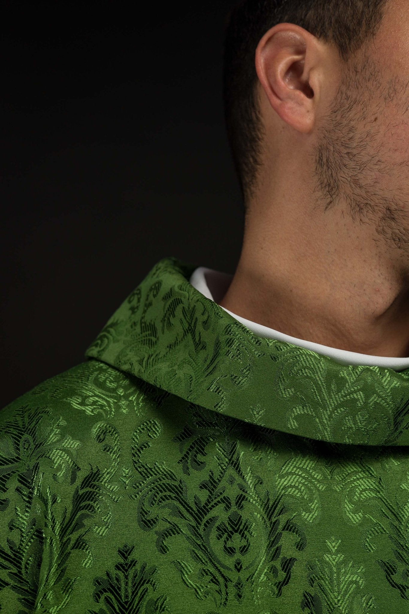 Chasuble verte avec motif IHS brodé sur tissu décoratif LE/7032/01 - CHASUBLES.FR