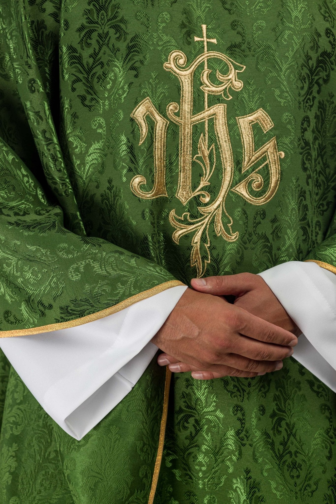 Chasuble verte avec motif IHS brodé sur tissu décoratif LE/7032/01 - CHASUBLES.FR