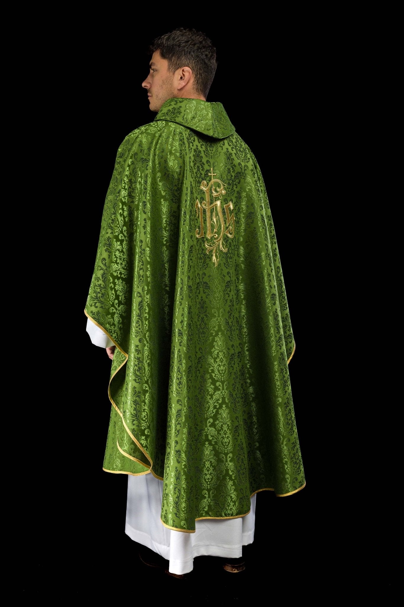 Chasuble verte avec motif IHS brodé sur tissu décoratif LE/7032/01 - CHASUBLES.FR