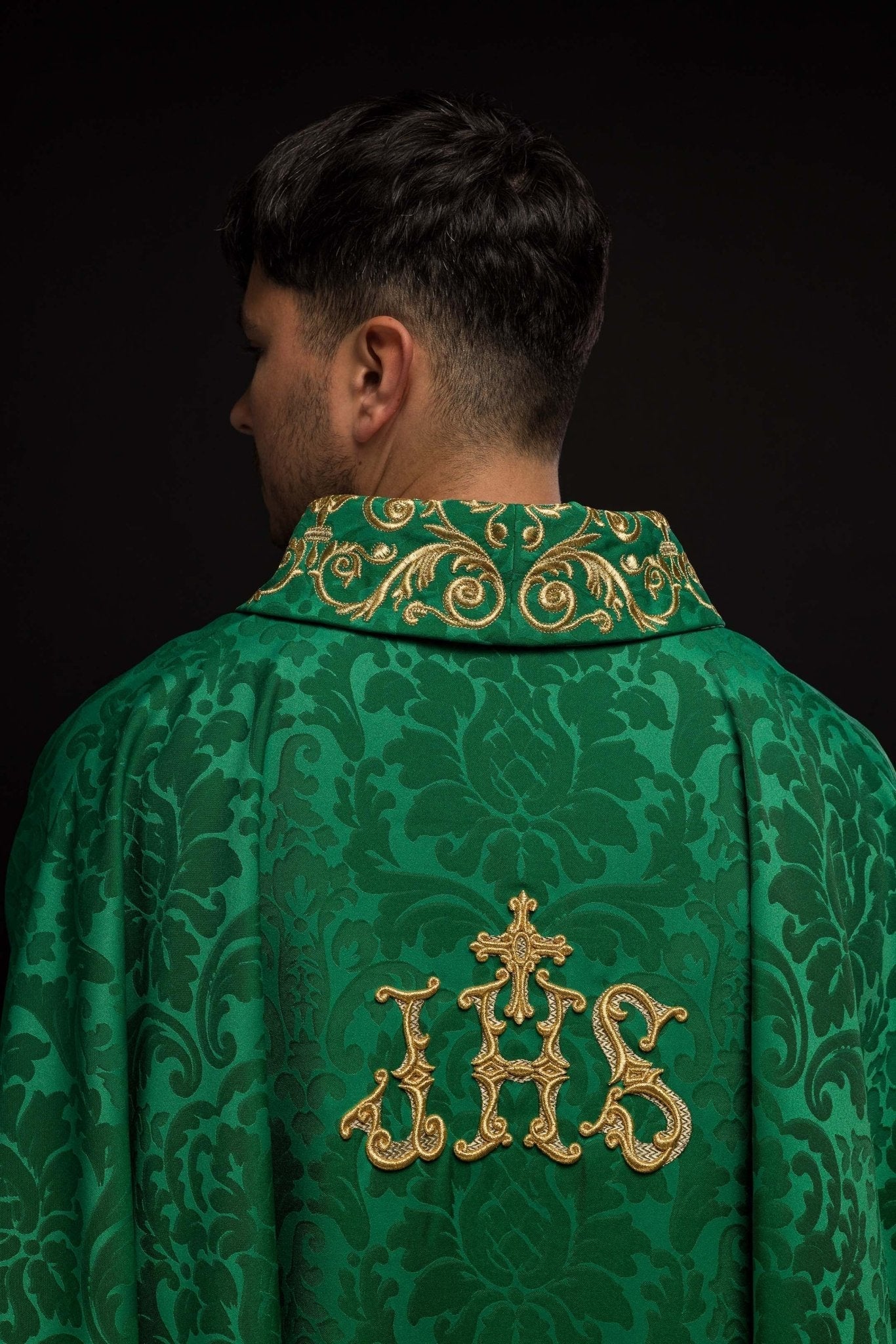 Chasuble verte avec motif IHS et col richement brodé sur tissu décoratif LE/7157/01 - CHASUBLES.FR