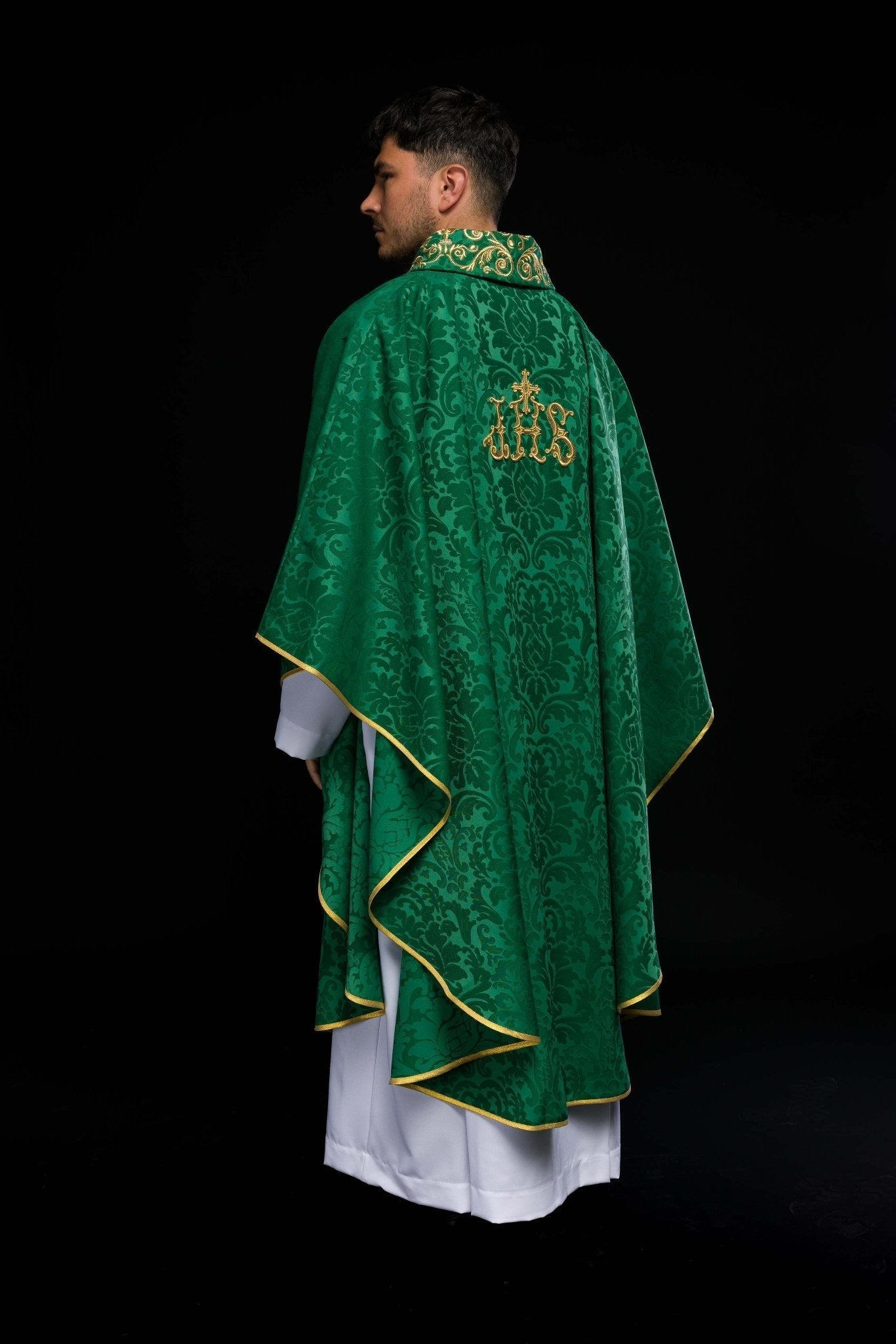 Chasuble verte avec motif IHS et col richement brodé sur tissu décoratif LE/7157/01 - CHASUBLES.FR