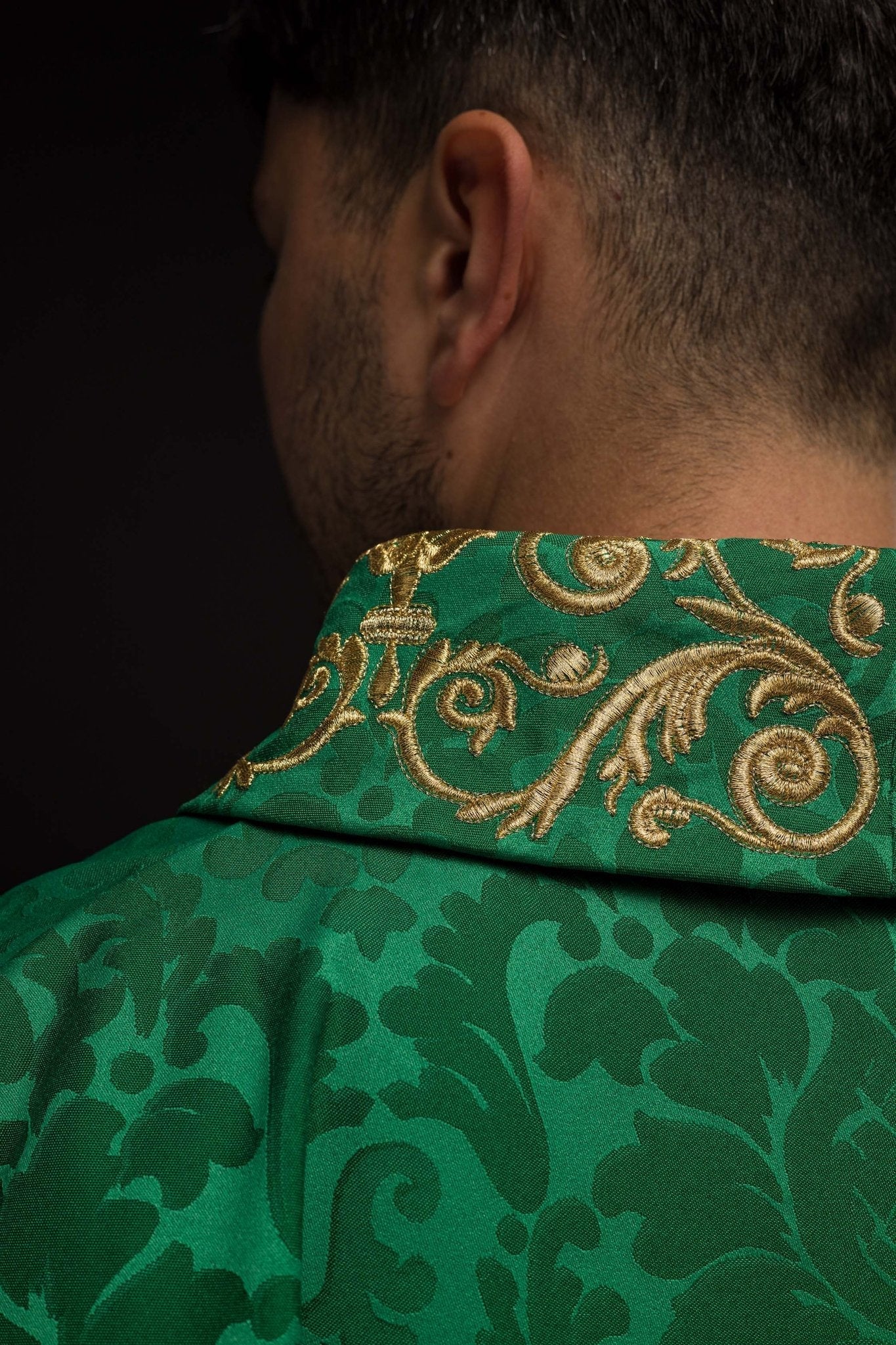 Chasuble verte avec motif IHS et col richement brodé sur tissu décoratif LE/7157/01 - CHASUBLES.FR