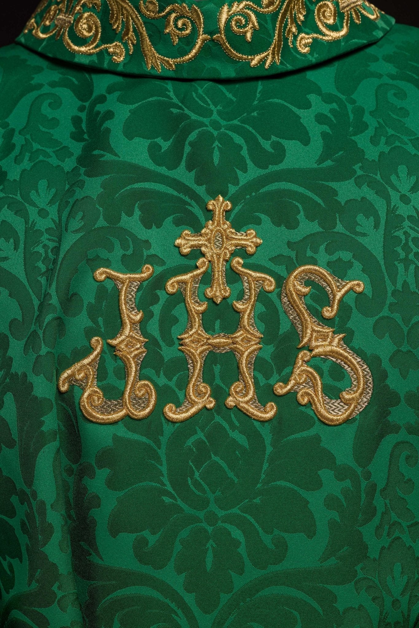 Chasuble verte avec motif IHS et col richement brodé sur tissu décoratif LE/7157/01 - CHASUBLES.FR