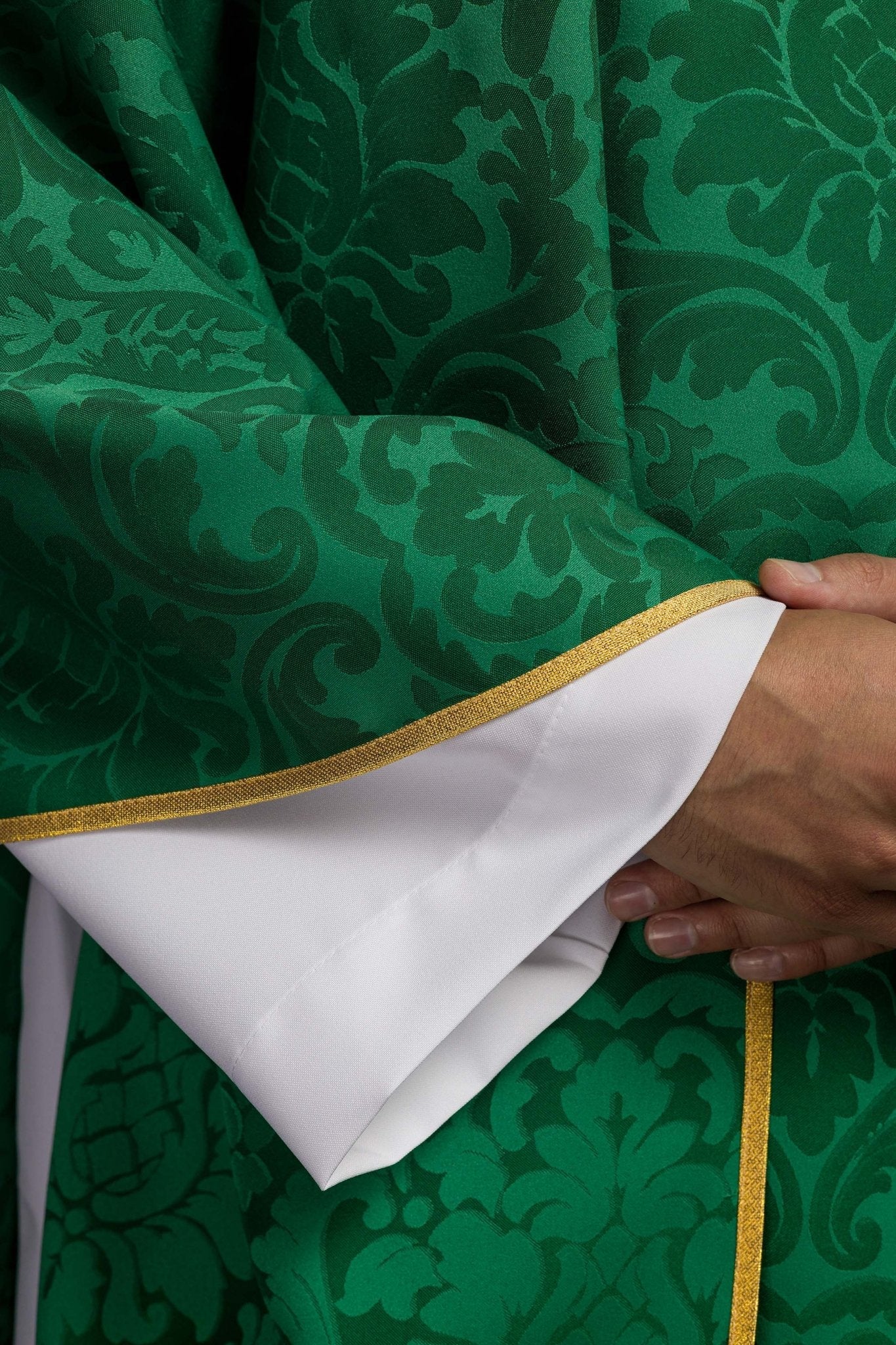 Chasuble verte avec motif IHS et col richement brodé sur tissu décoratif LE/7157/01 - CHASUBLES.FR