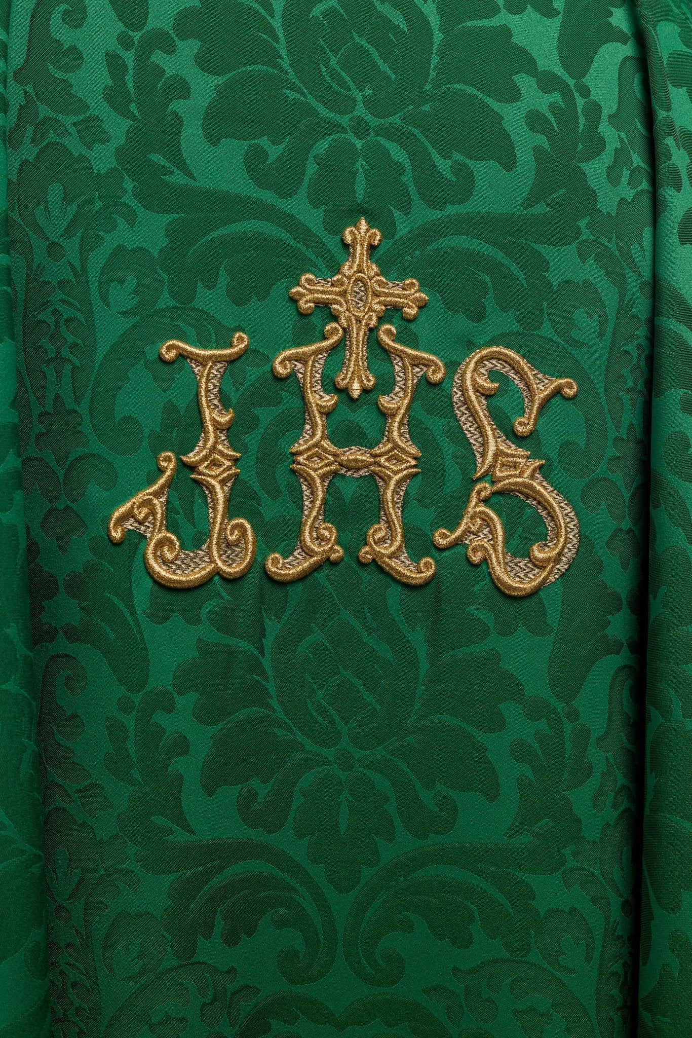 Chasuble verte avec motif IHS et col richement brodé sur tissu décoratif LE/7157/01 - CHASUBLES.FR