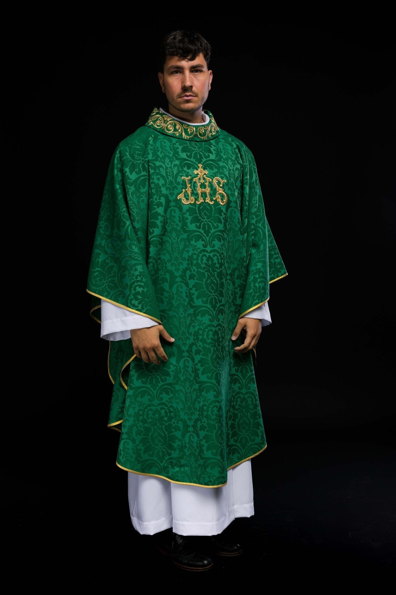 Chasuble verte avec motif IHS et col richement brodé sur tissu décoratif LE/7157/01 - CHASUBLES.FR