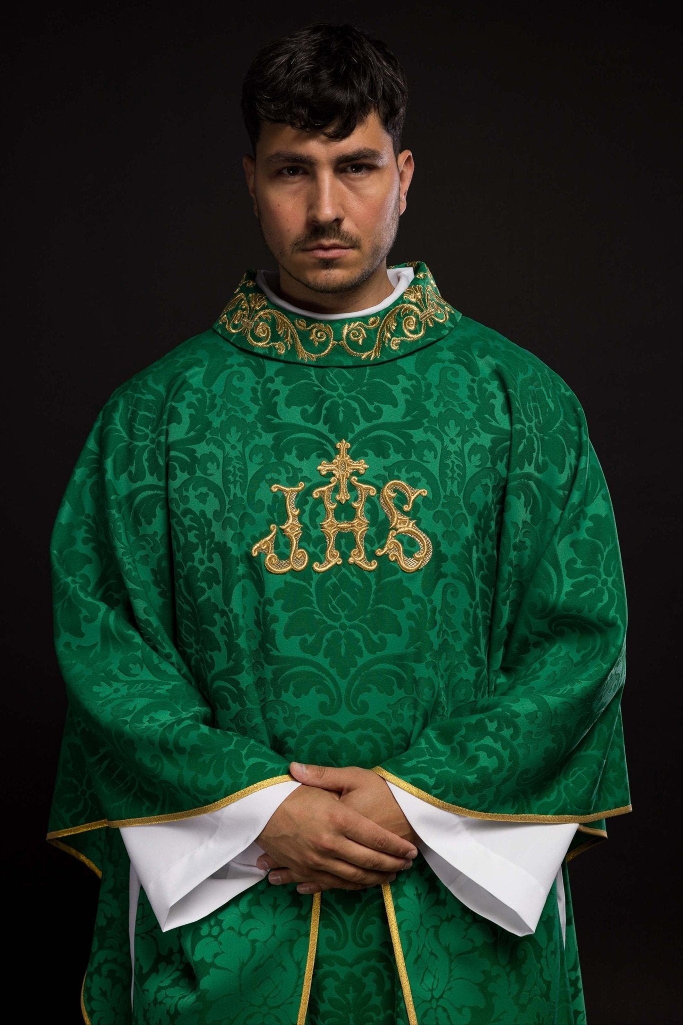 Chasuble verte avec motif IHS et col richement brodé sur tissu décoratif LE/7157/01 - CHASUBLES.FR