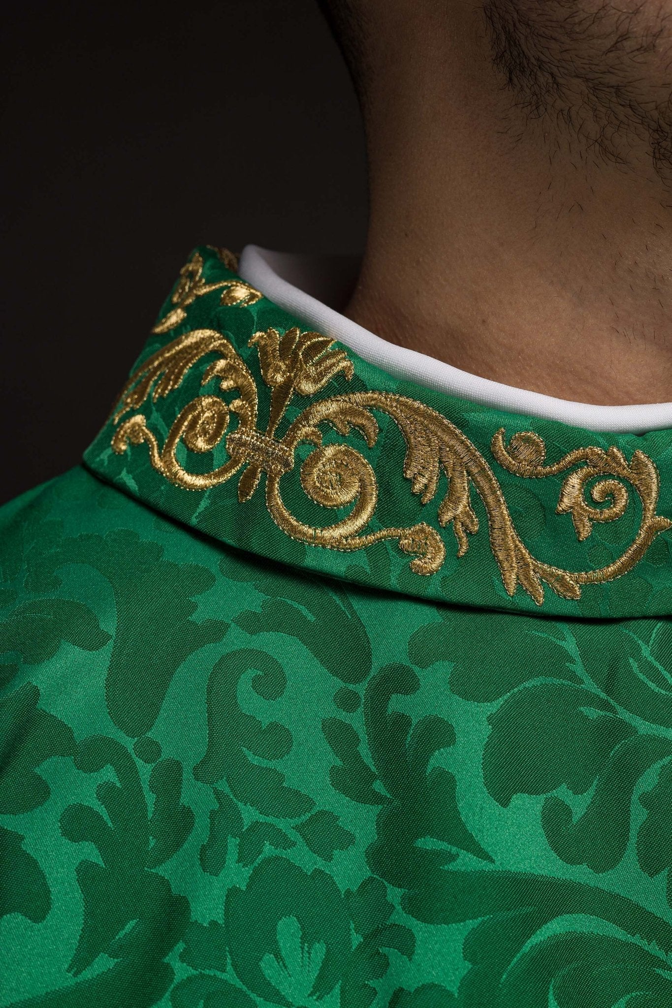 Chasuble verte avec motif IHS et col richement brodé sur tissu décoratif LE/7157/01 - CHASUBLES.FR