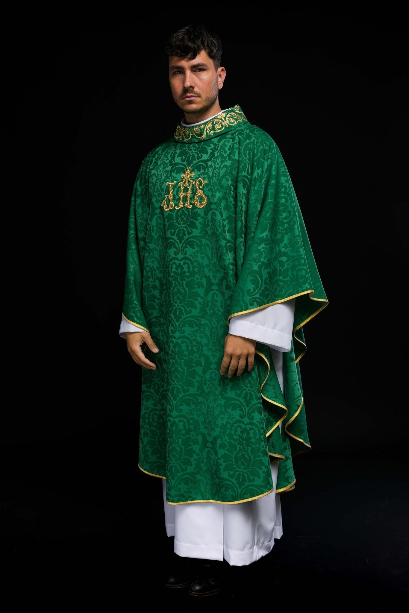Chasuble verte avec motif IHS et col richement brodé sur tissu décoratif LE/7157/01 - CHASUBLES.FR