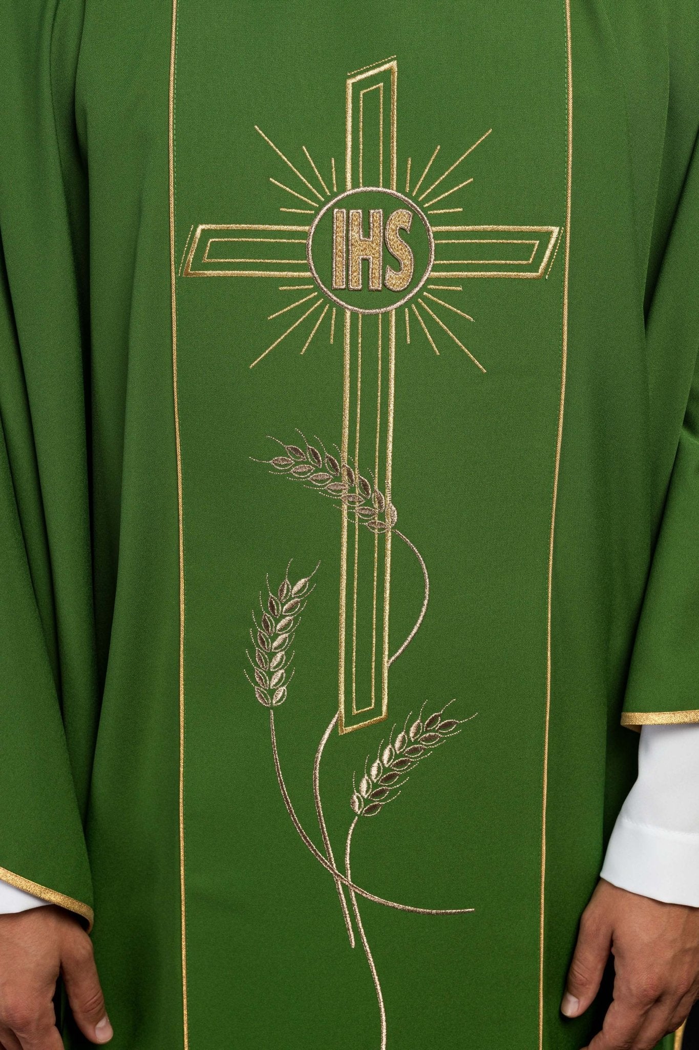 Chasuble verte avec une large croix IHS brodée de bandes dorées KOR/074/01/01 ZIELONY - CHASUBLES.FR