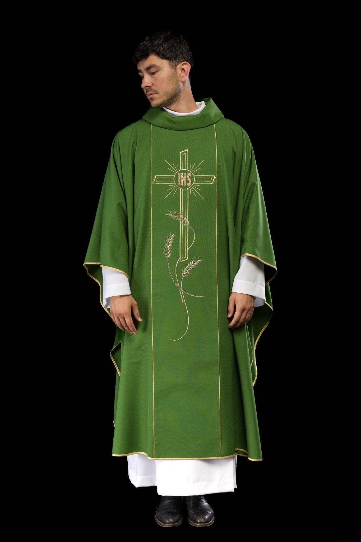 Chasuble verte avec une large croix IHS brodée de bandes dorées KOR/074/01/01 ZIELONY - CHASUBLES.FR