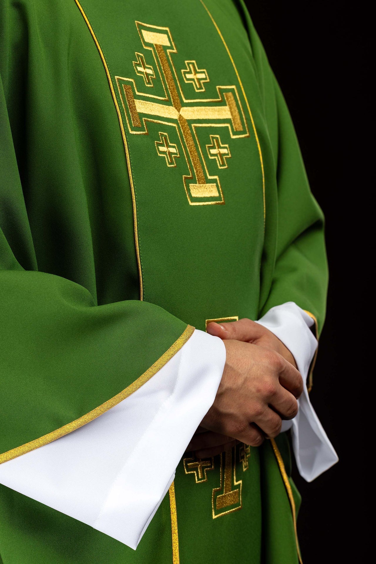 Chasuble verte brodée avec bande et croix de Jérusalem KDT/7046/01/01 - CHASUBLES.FR