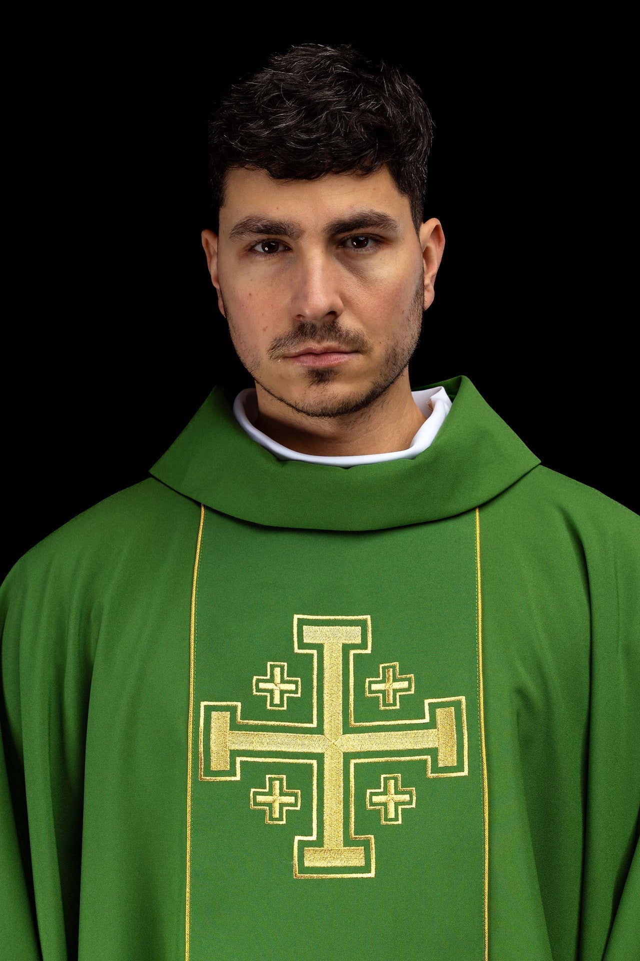Chasuble verte brodée avec bande et croix de Jérusalem KDT/7046/01/01 - CHASUBLES.FR