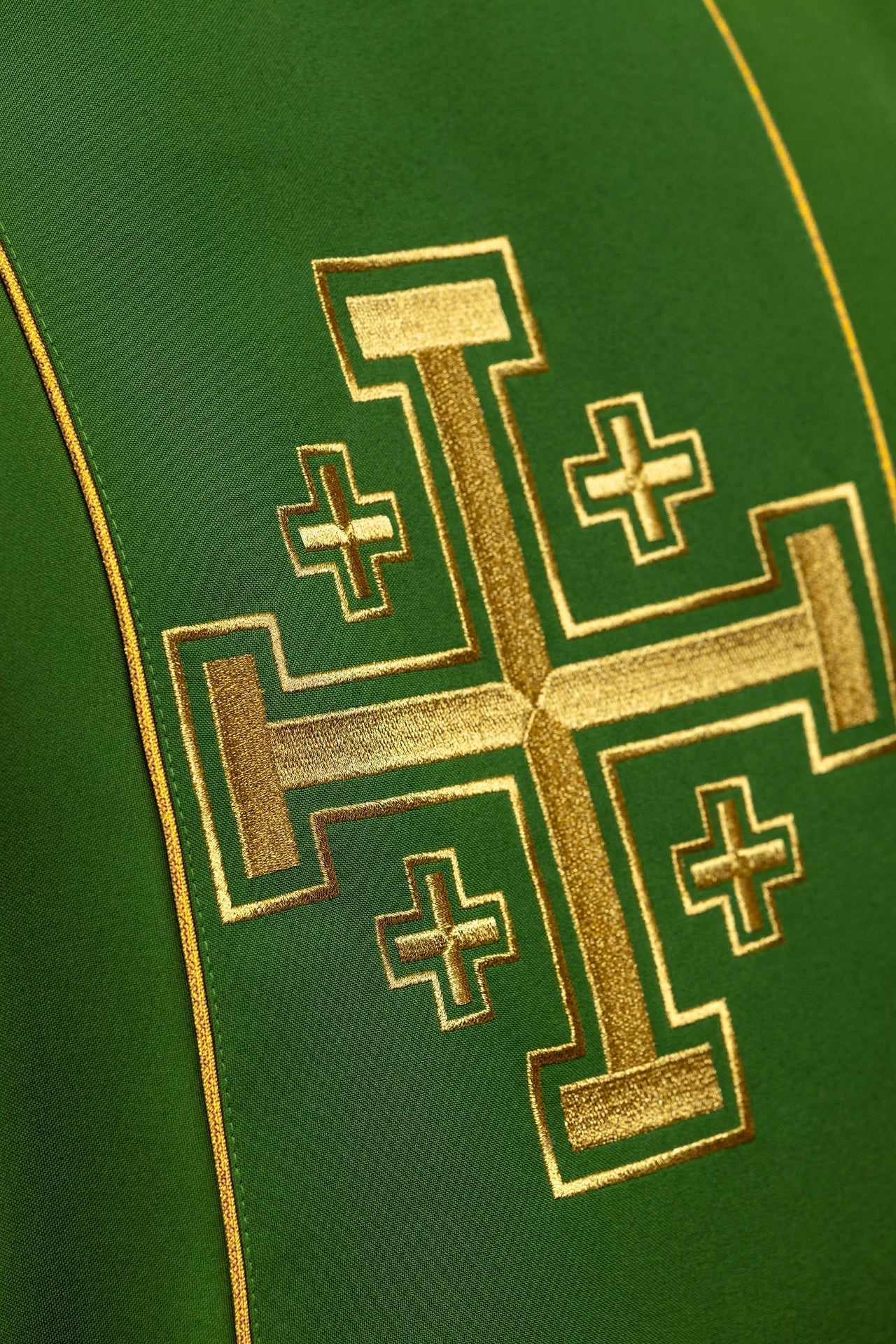 Chasuble verte brodée avec bande et croix de Jérusalem KDT/7046/01/01 - CHASUBLES.FR