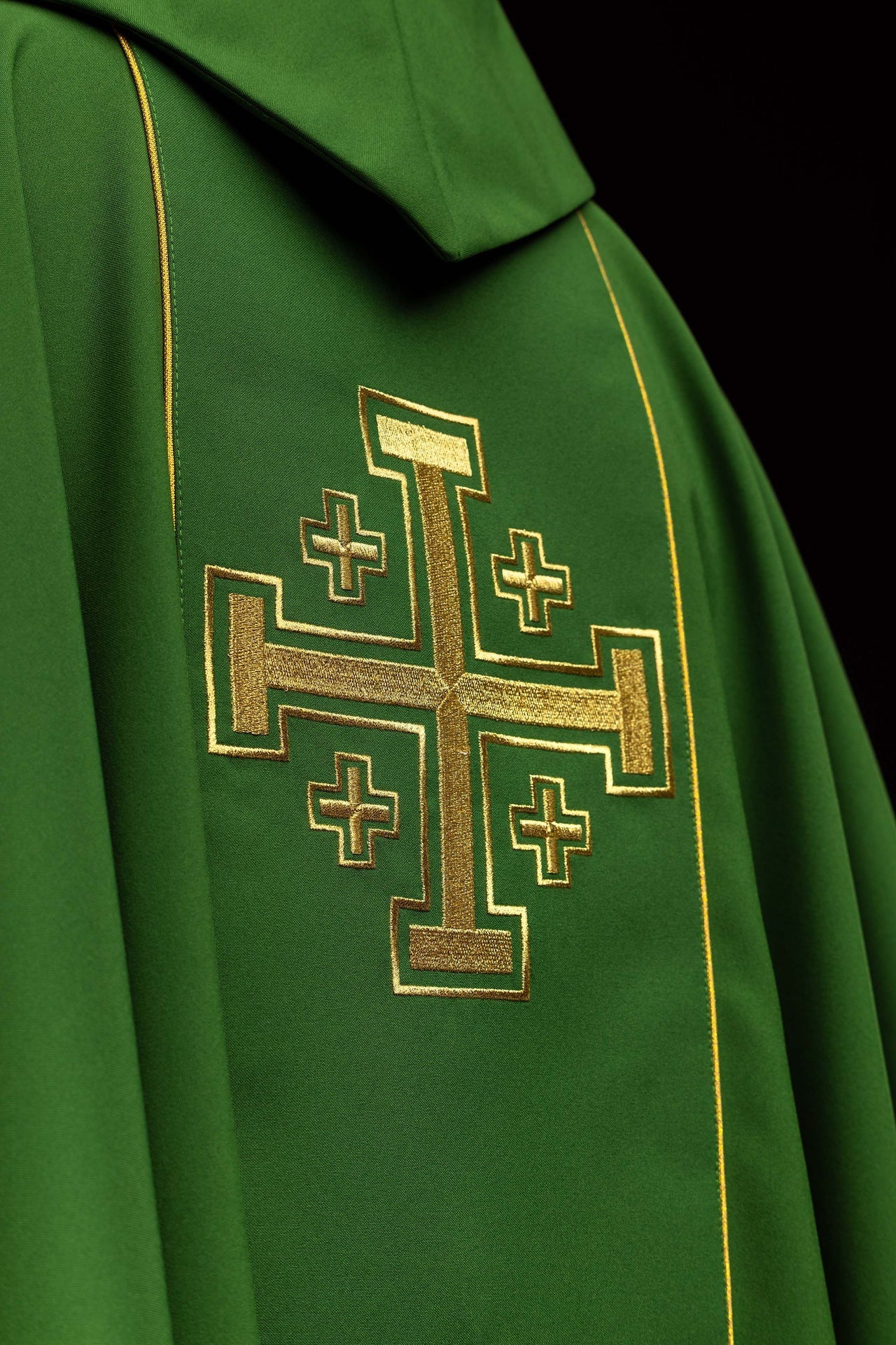 Chasuble verte brodée avec bande et croix de Jérusalem KDT/7046/01/01 - CHASUBLES.FR