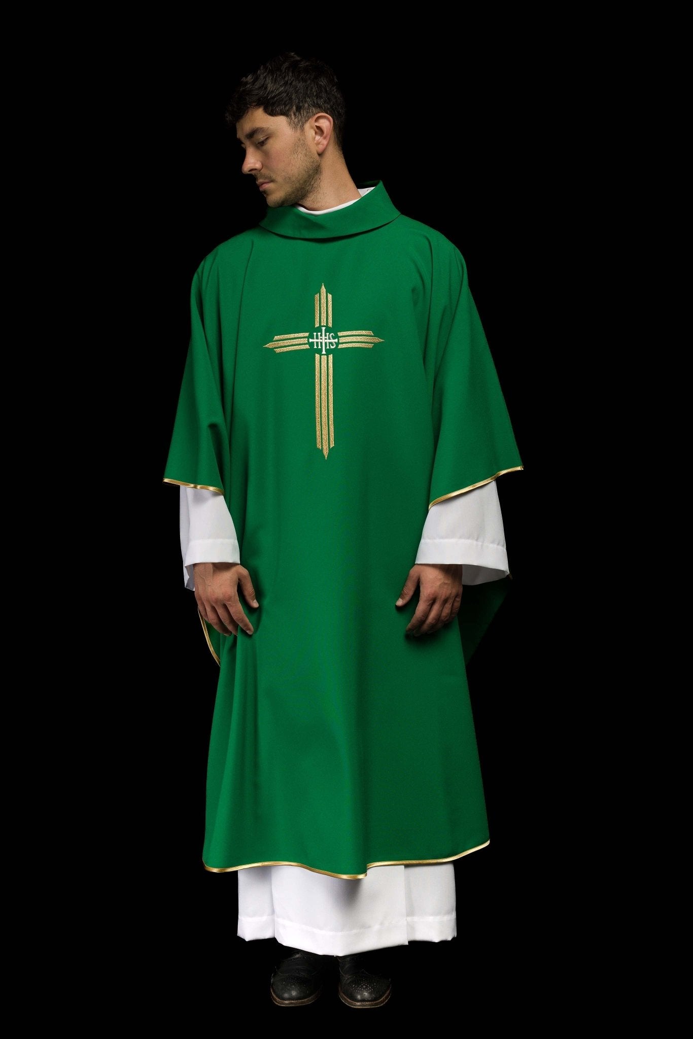 Chasuble verte brodée avec la croix IHS KOR/017/01/12 ZIELONY - CHASUBLES.FR