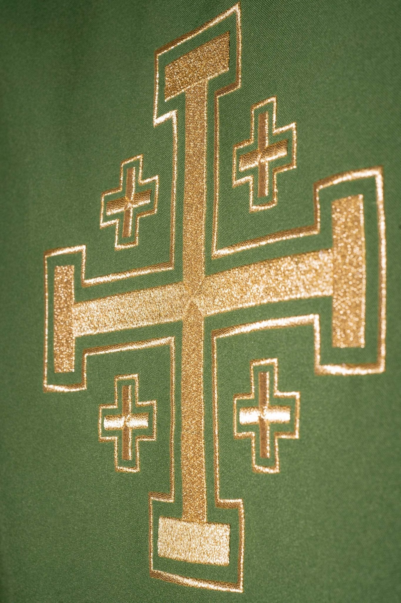 Chasuble verte brodée avec motif de croix KDT/7146/01/12 - CHASUBLES.FR
