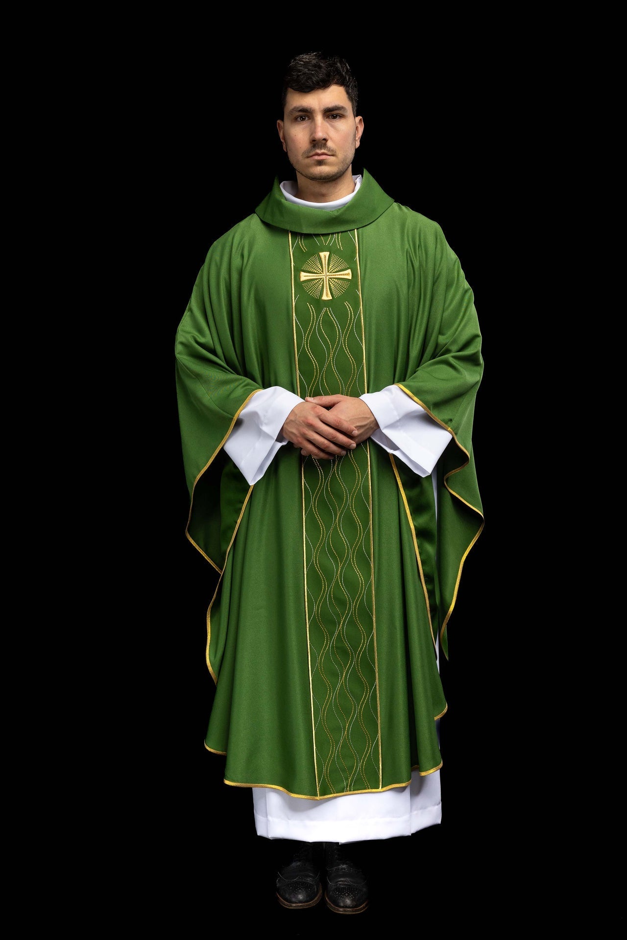 Chasuble verte brodée avec une croix KOR/277/01/53 - CHASUBLES.FR