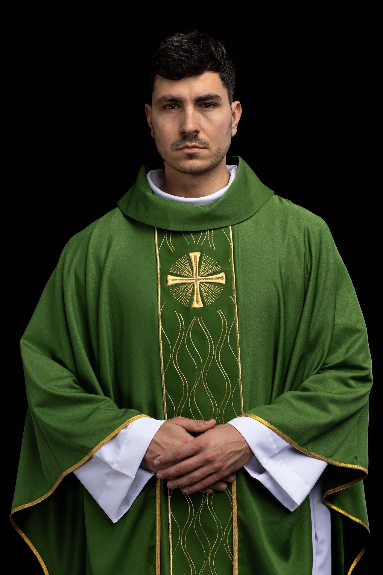 Chasuble verte brodée avec une croix KOR/277/01/53 - CHASUBLES.FR