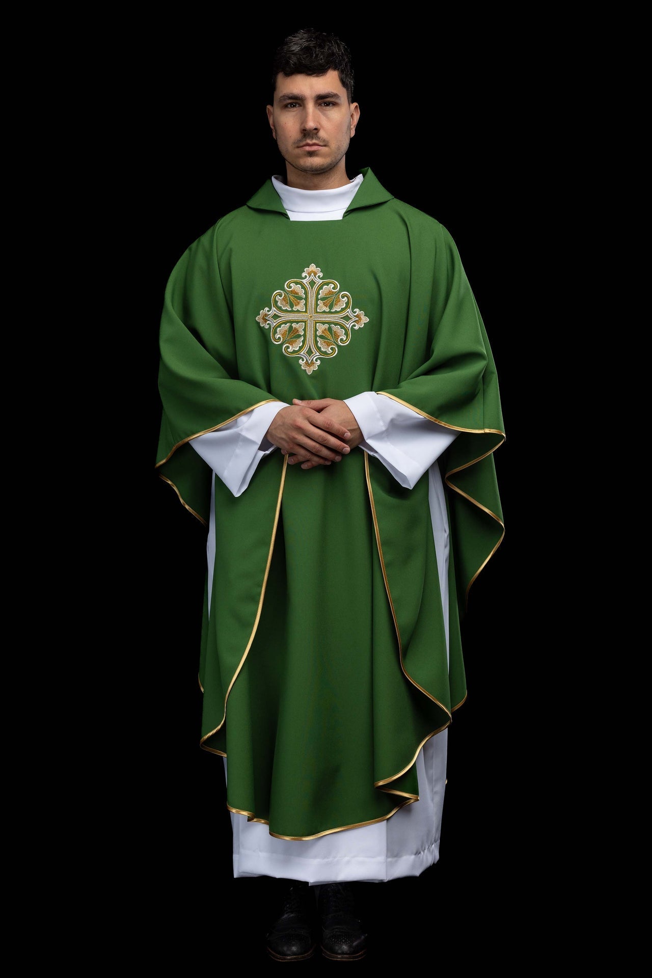 Chasuble verte brodée avec une croix ornée et un large col KOK/003/01/12/KARO - CHASUBLES.FR