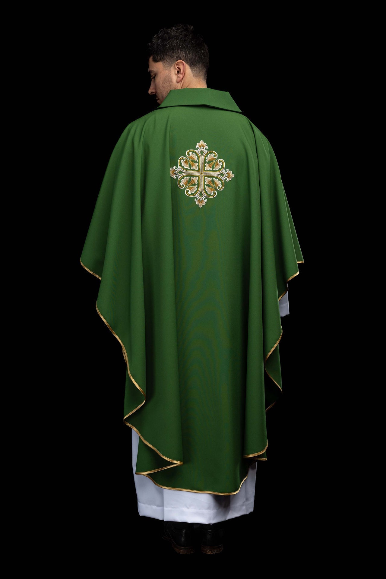Chasuble verte brodée avec une croix ornée et un large col KOK/003/01/12/KARO - CHASUBLES.FR
