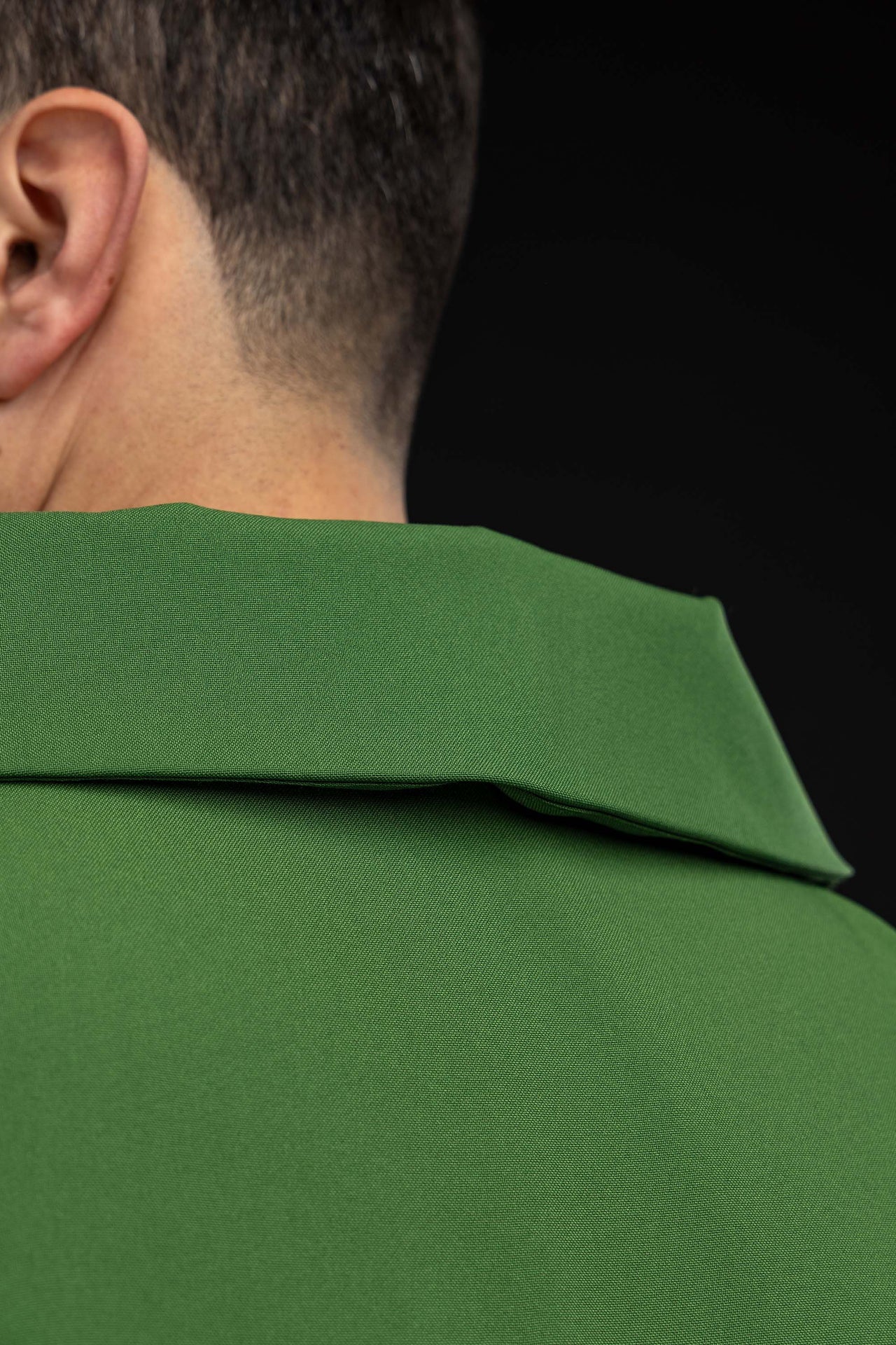 Chasuble verte brodée avec une croix ornée et un large col KOK/003/01/12/KARO - CHASUBLES.FR