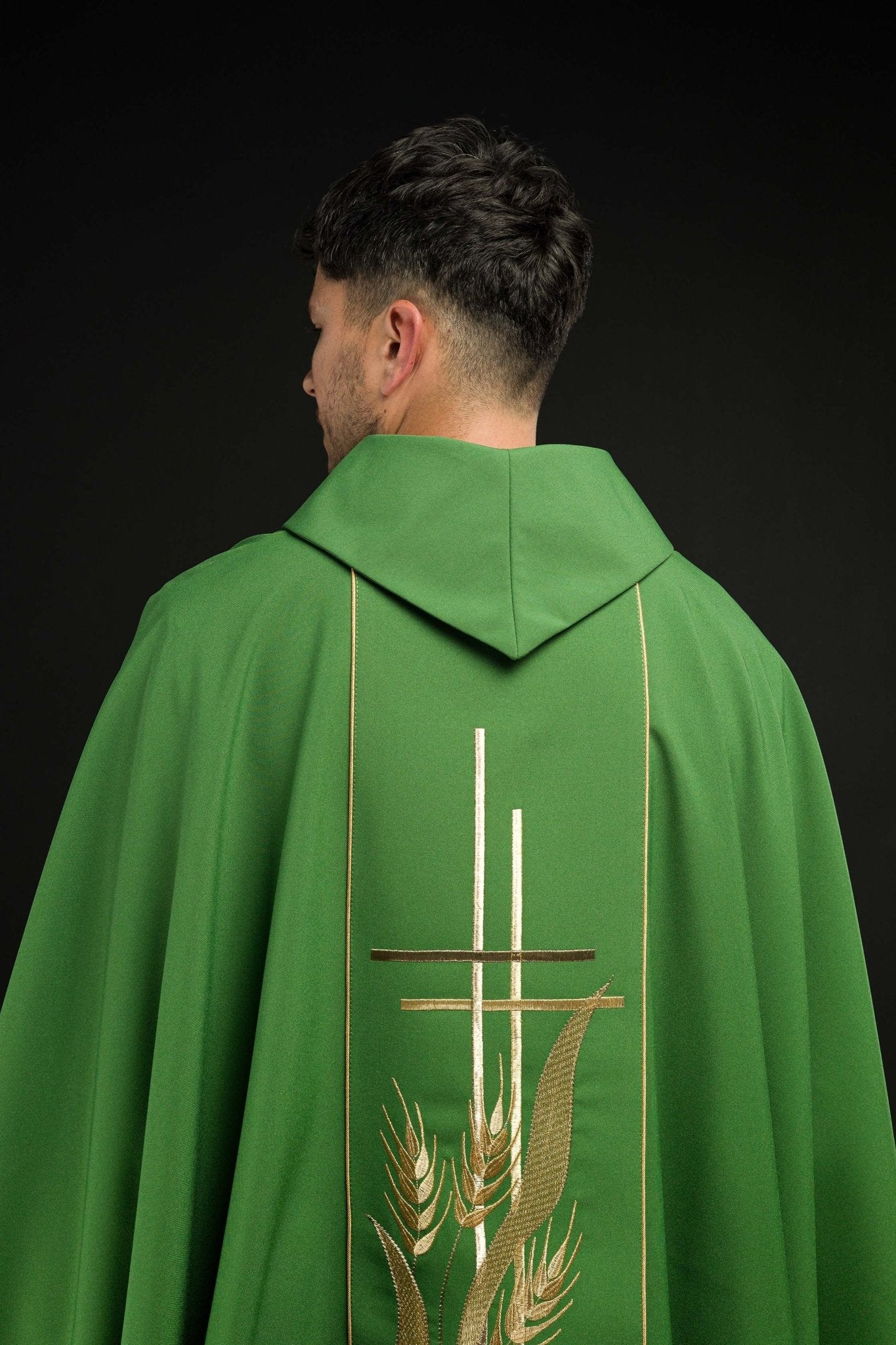 Chasuble verte brodée de motifs de croix et d'oreilles KOR/114/01/01 ZIELONY - CHASUBLES.FR